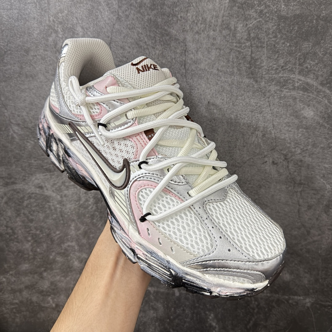 图片[3]-【手绘定制版】Nike V5 RNR 手工绘制恶作剧涂鸦 复古做旧 解构绑带 舒适百搭防滑耐磨 低帮跑步鞋 此款为人工手绘定制图案 原版基于Nike RNR 修改款 加以创意定制 完美品质做工 个性十足 原厂原档案数据开发 原盒包装 舒适有型适合日常穿着 该鞋款延续千禧年经典设计搭载泡绵中底厚实而轻盈 匠心细节巧搭立体耐克勾标志焕新演绎复古跑鞋 货号：HQ7901-102 尺码：36-45带半码-选品中心