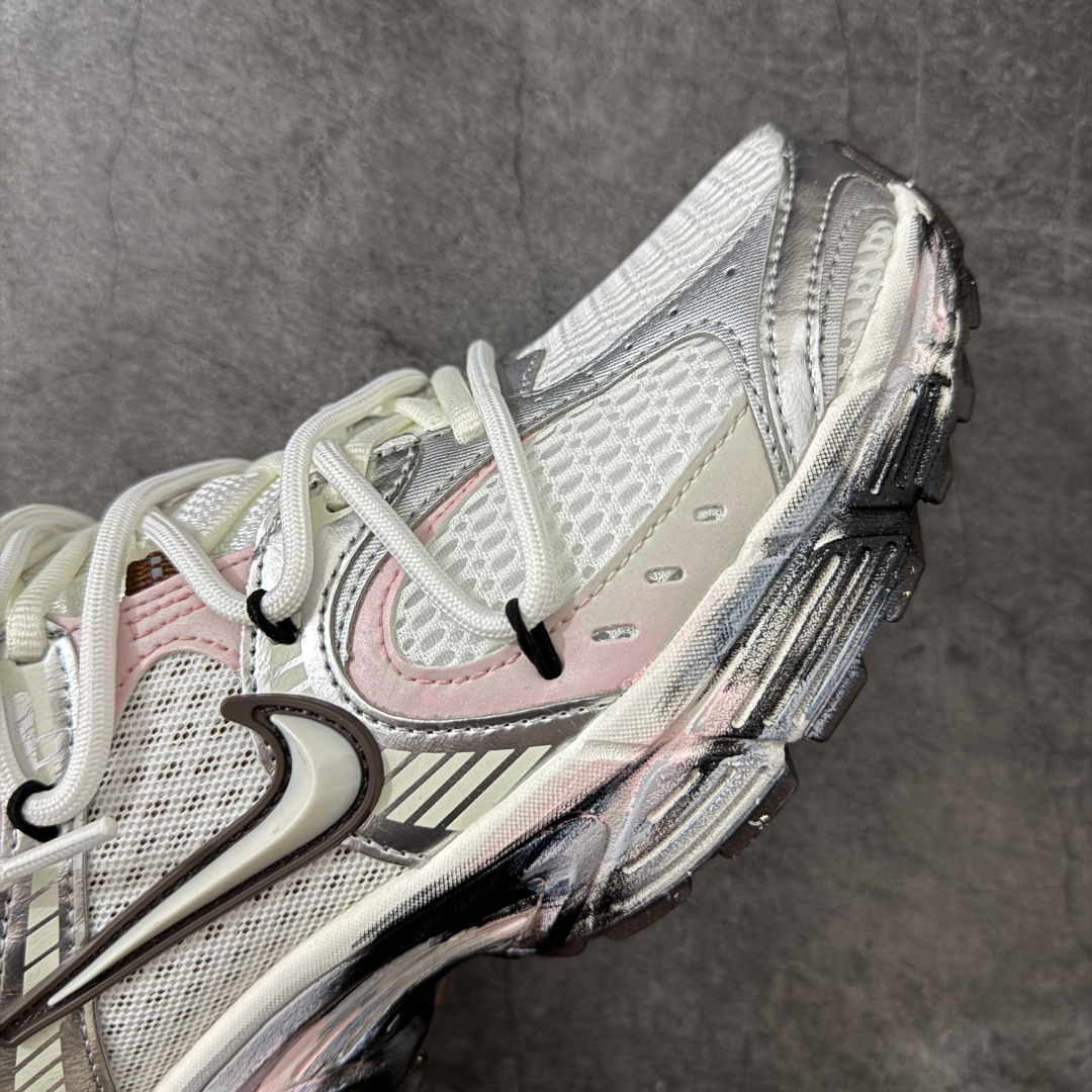 图片[6]-【手绘定制版】Nike V5 RNR 手工绘制恶作剧涂鸦 复古做旧 解构绑带 舒适百搭防滑耐磨 低帮跑步鞋 此款为人工手绘定制图案 原版基于Nike RNR 修改款 加以创意定制 完美品质做工 个性十足 原厂原档案数据开发 原盒包装 舒适有型适合日常穿着 该鞋款延续千禧年经典设计搭载泡绵中底厚实而轻盈 匠心细节巧搭立体耐克勾标志焕新演绎复古跑鞋 货号：HQ7901-102 尺码：36-45带半码-选品中心