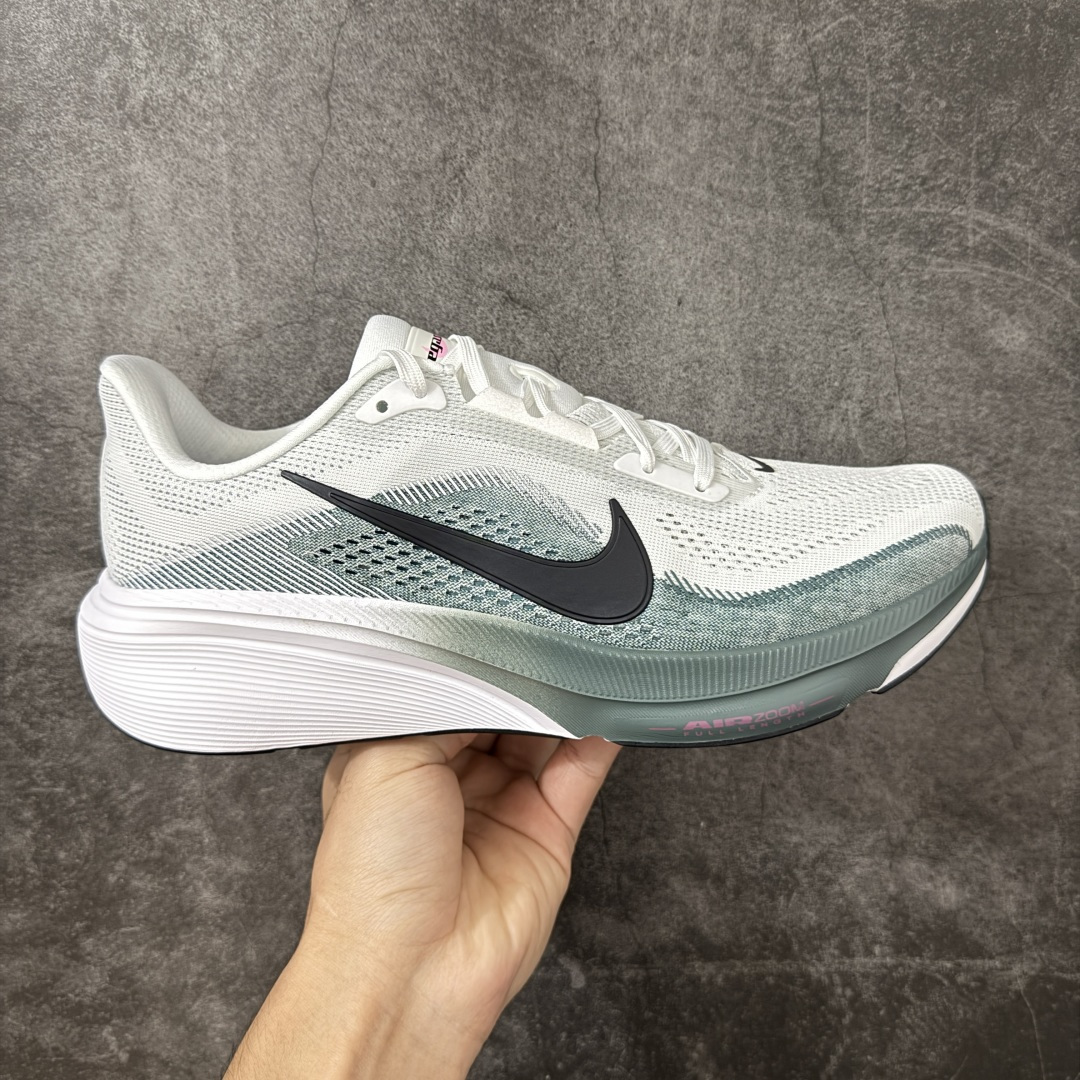 【XE纯原】Nike Air Zoom Pegasus 42 登月42代超级飞马系列马拉松跑步鞋 平台专供 充正品质 之前未流通市场版本 内里嵌入定型海绵 中底搭载前Zoom+全掌React配置 全部原鞋开发打造 所有细节全部同步原版 全新一代拥有 Zoom Air 一如既往的稳定感和流畅感 鞋面采用工程网眼设计 为特定高热区域营造出色透气性 进一步增加鞋面的穿孔数量 让足部能够快速散热 中足搭配 Flywire 飞线 在高速运动时营造舒适稳定的贴合感 内置Zoon气垫加持 动力十足！ 货号：IB1873-110 尺码：39-48.5-选品中心