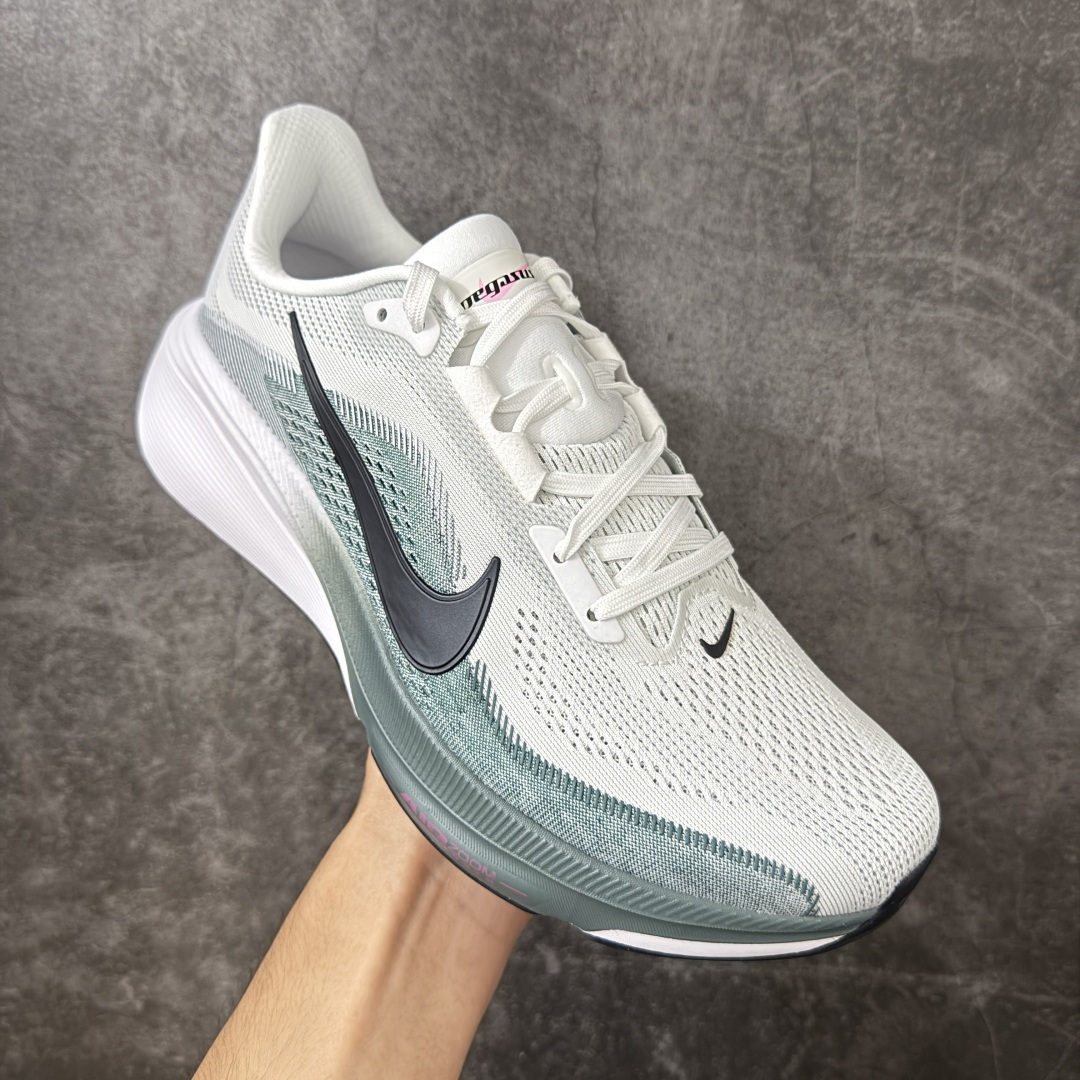 图片[3]-【XE纯原】Nike Air Zoom Pegasus 42 登月42代超级飞马系列马拉松跑步鞋 平台专供 充正品质 之前未流通市场版本 内里嵌入定型海绵 中底搭载前Zoom+全掌React配置 全部原鞋开发打造 所有细节全部同步原版 全新一代拥有 Zoom Air 一如既往的稳定感和流畅感 鞋面采用工程网眼设计 为特定高热区域营造出色透气性 进一步增加鞋面的穿孔数量 让足部能够快速散热 中足搭配 Flywire 飞线 在高速运动时营造舒适稳定的贴合感 内置Zoon气垫加持 动力十足！ 货号：IB1873-110 尺码：39-48.5-选品中心