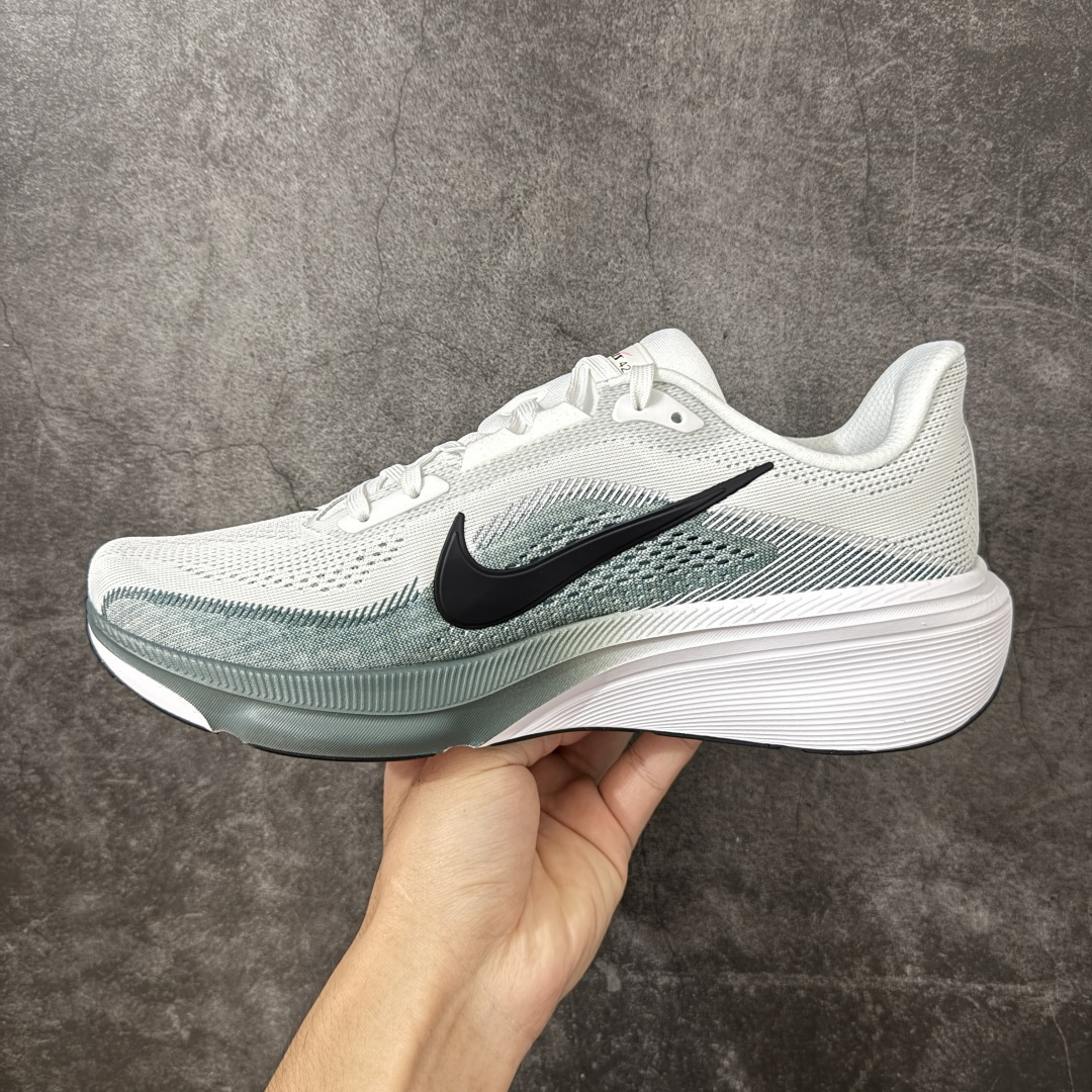 图片[2]-【XE纯原】Nike Air Zoom Pegasus 42 登月42代超级飞马系列马拉松跑步鞋 平台专供 充正品质 之前未流通市场版本 内里嵌入定型海绵 中底搭载前Zoom+全掌React配置 全部原鞋开发打造 所有细节全部同步原版 全新一代拥有 Zoom Air 一如既往的稳定感和流畅感 鞋面采用工程网眼设计 为特定高热区域营造出色透气性 进一步增加鞋面的穿孔数量 让足部能够快速散热 中足搭配 Flywire 飞线 在高速运动时营造舒适稳定的贴合感 内置Zoon气垫加持 动力十足！ 货号：IB1873-110 尺码：39-48.5-选品中心