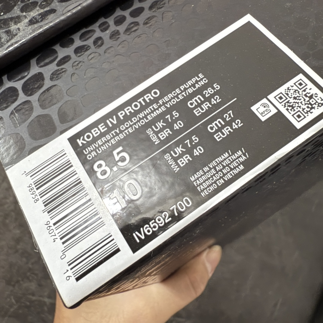 图片[11]-【S2版本】科比4代黄蓝 湖人 Nike Zoom Kobe 4 Protro「Draft Day」Pack盲盒确认款 篮球鞋 货号：IV6585-900 Zoom Turbo气垫➕后掌EVA缓震 实战配置直接拉满 原楦纸板开发 鞋身流线型、后跟塑形 区分土肥圆 原档数据3D打印 鞋面细节匹配原版 全身鞋材卡料色独家定制 唯一正确喷漆SWOOSH NK专利Flyknit飞线科技，给予鞋身足够抗扭矩力 真实底模最大48.5 实战利器 专供海外市场 尺码：40 40.5 41 42 42.5 43 44 44.5 45 46 47.5 48.5 （脚宽、脚胖 建议买大半码）-选品中心