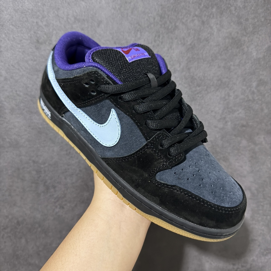 图片[3]-【公司级】NIKE DUNK SB LOW 全新配色 SB顾名思义，具有经典的Dunk血缘，又注入了更多的时尚元素。相较于普通的Dunk滑板鞋，改良版的Dunk SB加厚了鞋舌的填充，使舒适性大大提升，同时也更方便穿脱；中底部分则加入了脚感柔软舒适Zoom Air气垫，有效吸收滑板等极限运动在落地时带来的冲击力，为街头运动者们提供更好的保护 货号：HQ1625-500 尺码：36 36.5 37 38 38.5 39 40 40.5 41 42 42.5 43 44 44.5 45-选品中心