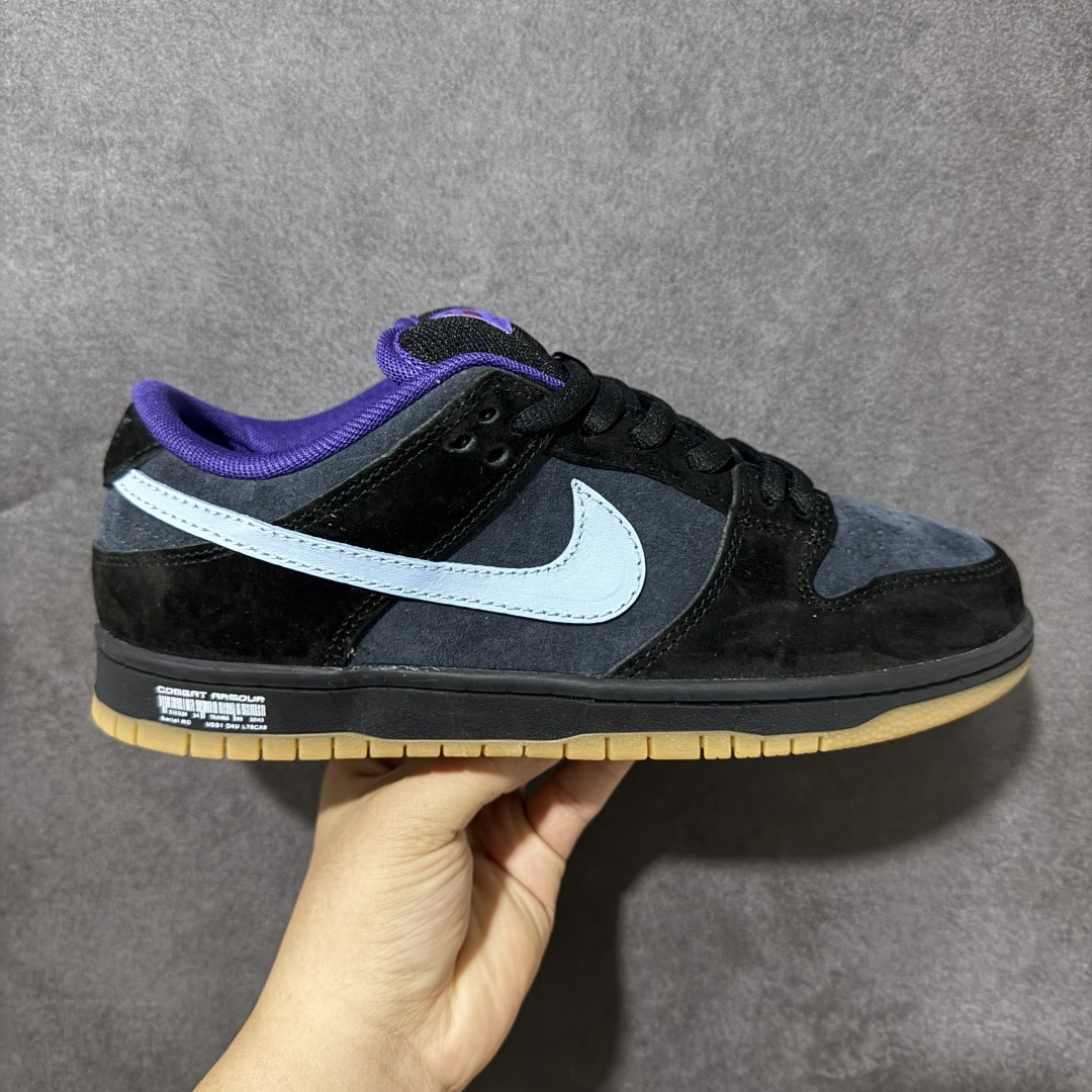 【公司级】NIKE DUNK SB LOW 全新配色 SB顾名思义，具有经典的Dunk血缘，又注入了更多的时尚元素。相较于普通的Dunk滑板鞋，改良版的Dunk SB加厚了鞋舌的填充，使舒适性大大提升，同时也更方便穿脱；中底部分则加入了脚感柔软舒适Zoom Air气垫，有效吸收滑板等极限运动在落地时带来的冲击力，为街头运动者们提供更好的保护 货号：HQ1625-500 尺码：36 36.5 37 38 38.5 39 40 40.5 41 42 42.5 43 44 44.5 45-选品中心