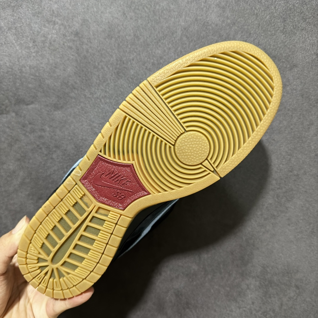 图片[9]-【公司级】NIKE DUNK SB LOW 全新配色 SB顾名思义，具有经典的Dunk血缘，又注入了更多的时尚元素。相较于普通的Dunk滑板鞋，改良版的Dunk SB加厚了鞋舌的填充，使舒适性大大提升，同时也更方便穿脱；中底部分则加入了脚感柔软舒适Zoom Air气垫，有效吸收滑板等极限运动在落地时带来的冲击力，为街头运动者们提供更好的保护 货号：HQ1625-500 尺码：36 36.5 37 38 38.5 39 40 40.5 41 42 42.5 43 44 44.5 45-选品中心