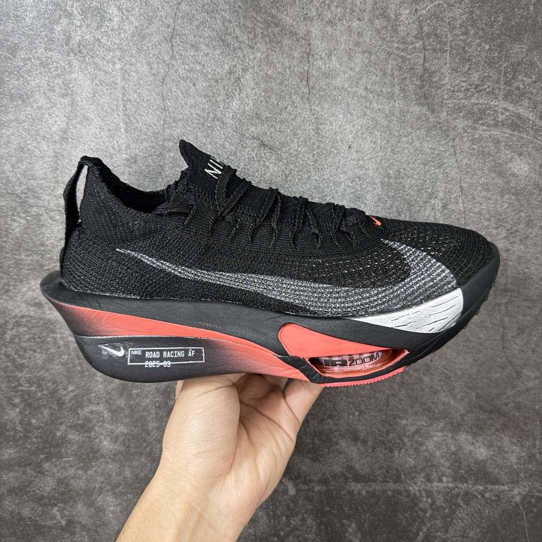【碳科技纯原】Nk Zoom AlphaFly Next% 4 阿尔法飞行4代 2025年全新超级马拉松全掌碳板跑鞋 IR1996-001  市场顶级版本 跑鞋第一梯队 专业跑鞋‼️ 原标原盒 全掌真碳版 真Zoom X气垫 配件齐 有配正确配套防尘布袋 真材实料 假一赔十‼️ 正确大底刷漆（鞋底部分黑色刷漆有裂纹） 鞋款搭载两个Airzoom缓震配置，全掌型碳纤维板，缔造出色推进感；中底ZoomX 泡绵从后跟延伸至鞋头，超强回弹性 💪🏻 空气动力学造型则依然保留。前掌采用镂空设计，让鞋底的碳板配置得以可视化 造型更具未来感。   尺码：36 36.5 37.5 38 38.5 39 40 40.5 41 42 42.5 43 44 44.5 45-选品中心