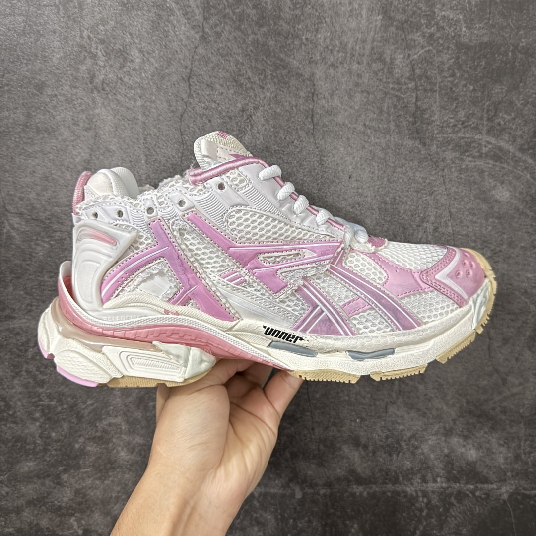 【公司级H版】BALENCIAGA Runner 巴黎世家七代 黑白色 此系列是通过溢胶、做旧、缝线等细节 展示了设计师 Demna 的运动鞋风格 用一双「旧鞋」传递复古感 后侧板、翘起的鞋头 则展示了 Demna 在结构上的未来构想 原装大盒从里到外一切百分百还原官方配置 顶级专供碾压一切版本 尺码：35 36 37 38 39 40 41-选品中心
