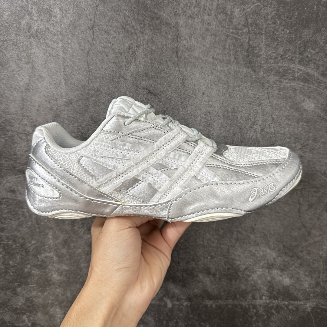 【公司级】Asics Hypersync 亚瑟士 薄底德训 时尚经典透气包裹性轻便 低帮休闲板鞋 以复古之名 解锁街头新表达 低帮薄底 颜值与脚感并存 交叉绑带 未来感流线型设计 运动美学的重新解构 大底提供良好的缓冲性能 货号:1203B146-100 尺码:36-46带半码-选品中心