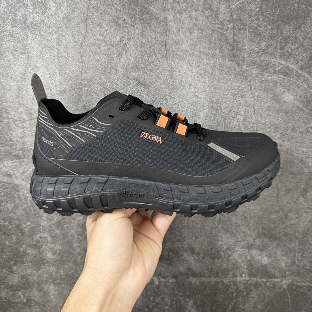 【AY纯原】ZEGNA x NORDA 001 M 杰尼亚 诺达 徒步山地碎石路 越野跑鞋系列！ 全新版本 大厂纯原 NORDA史上最轻量的越野竞速鞋款 Bio-Dyneema生物基纤维鞋面防撕耐磨且疏水，竞速场景减负显著。Vibram Megagrip Elite 超轻竞速大底提供顶级抓地力。100%Arnitel TPEE中底高回弹缓震，长距离脚感持续有力。偏宽鞋楦设计，适配正常足宽. 越野跑休闲跑步最佳选择。 尺码：36-46-选品中心