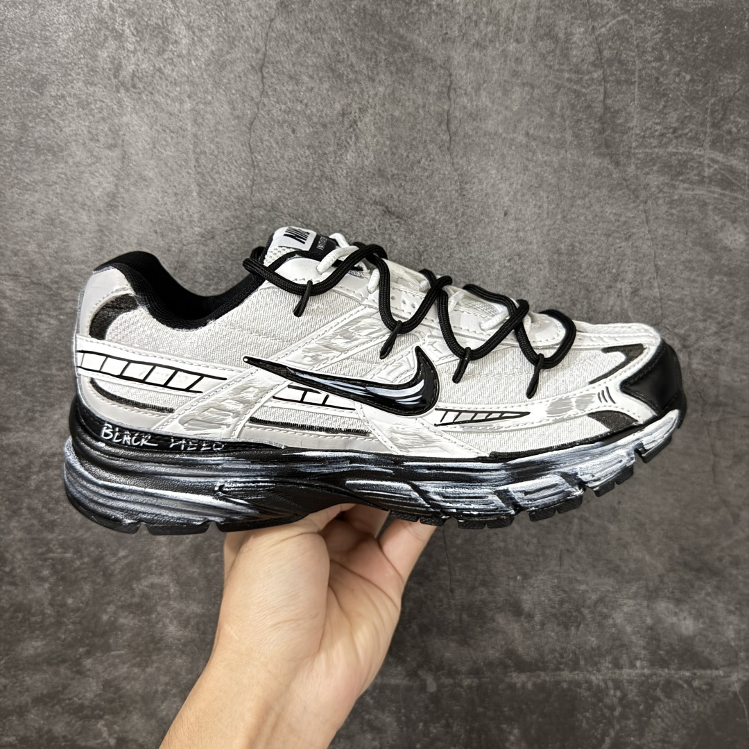 【手绘定制版】Nike V5 RNR 手工绘制恶作剧涂鸦 复古做旧 解构绑带 舒适百搭防滑耐磨 低帮跑步鞋 此款为人工手绘定制图案 原版基于Nike RNR 修改款 加以创意定制 完美品质做工 个性十足 原厂原档案数据开发 原盒包装 舒适有型适合日常穿着 该鞋款延续千禧年经典设计搭载泡绵中底厚实而轻盈 匠心细节巧搭立体耐克勾标志焕新演绎复古跑鞋 货号：394055-101 尺码：36-45带半码-选品中心