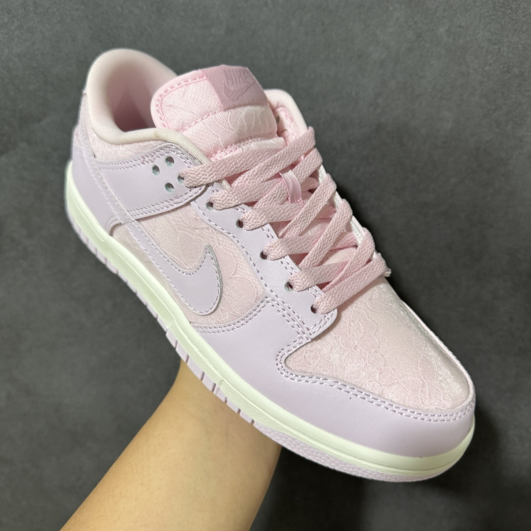 图片[3]-【公司级】NIKE DUNK SB LOW 全新配色 SB顾名思义，具有经典的Dunk血缘，又注入了更多的时尚元素。相较于普通的Dunk滑板鞋，改良版的Dunk SB加厚了鞋舌的填充，使舒适性大大提升，同时也更方便穿脱；中底部分则加入了脚感柔软舒适Zoom Air气垫，有效吸收滑板等极限运动在落地时带来的冲击力，为街头运动者们提供更好的保护 货号：HJ5870-600 尺码：36 36.5 37 38 38.5 39 40 40.5 41 42 42.5 43-选品中心
