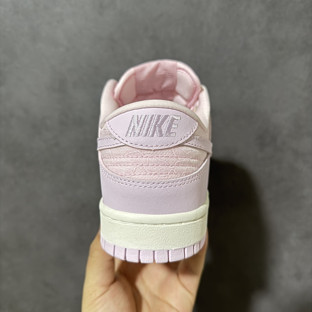 图片[4]-【公司级】NIKE DUNK SB LOW 全新配色 SB顾名思义，具有经典的Dunk血缘，又注入了更多的时尚元素。相较于普通的Dunk滑板鞋，改良版的Dunk SB加厚了鞋舌的填充，使舒适性大大提升，同时也更方便穿脱；中底部分则加入了脚感柔软舒适Zoom Air气垫，有效吸收滑板等极限运动在落地时带来的冲击力，为街头运动者们提供更好的保护 货号：HJ5870-600 尺码：36 36.5 37 38 38.5 39 40 40.5 41 42 42.5 43-选品中心