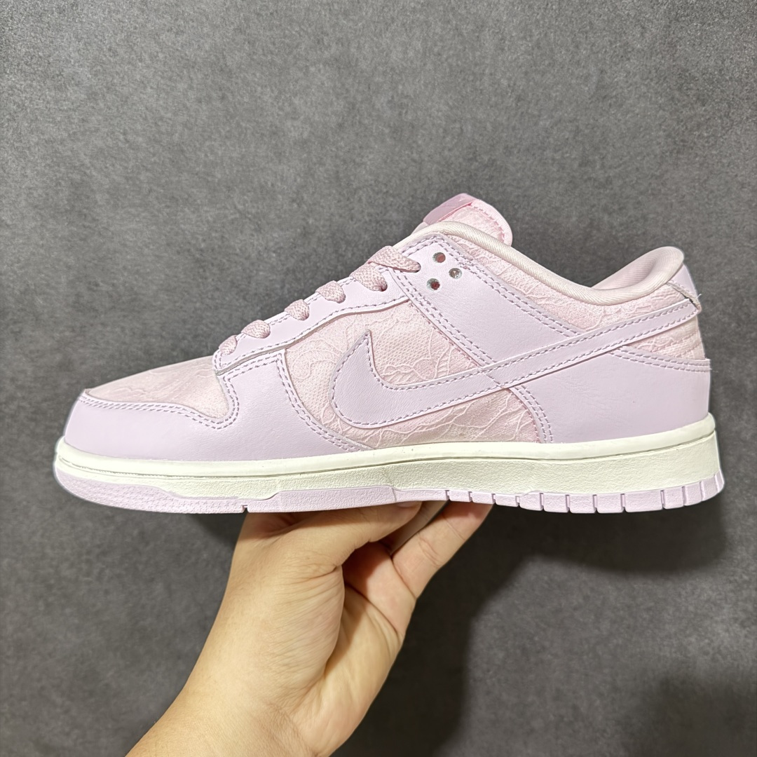 图片[2]-【公司级】NIKE DUNK SB LOW 全新配色 SB顾名思义，具有经典的Dunk血缘，又注入了更多的时尚元素。相较于普通的Dunk滑板鞋，改良版的Dunk SB加厚了鞋舌的填充，使舒适性大大提升，同时也更方便穿脱；中底部分则加入了脚感柔软舒适Zoom Air气垫，有效吸收滑板等极限运动在落地时带来的冲击力，为街头运动者们提供更好的保护 货号：HJ5870-600 尺码：36 36.5 37 38 38.5 39 40 40.5 41 42 42.5 43-选品中心