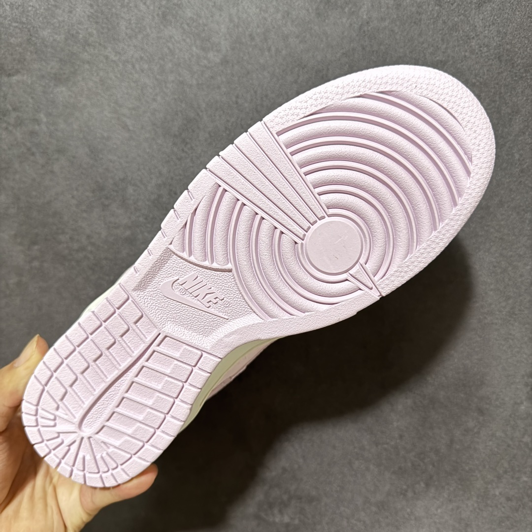 图片[9]-【公司级】NIKE DUNK SB LOW 全新配色 SB顾名思义，具有经典的Dunk血缘，又注入了更多的时尚元素。相较于普通的Dunk滑板鞋，改良版的Dunk SB加厚了鞋舌的填充，使舒适性大大提升，同时也更方便穿脱；中底部分则加入了脚感柔软舒适Zoom Air气垫，有效吸收滑板等极限运动在落地时带来的冲击力，为街头运动者们提供更好的保护 货号：HJ5870-600 尺码：36 36.5 37 38 38.5 39 40 40.5 41 42 42.5 43-选品中心