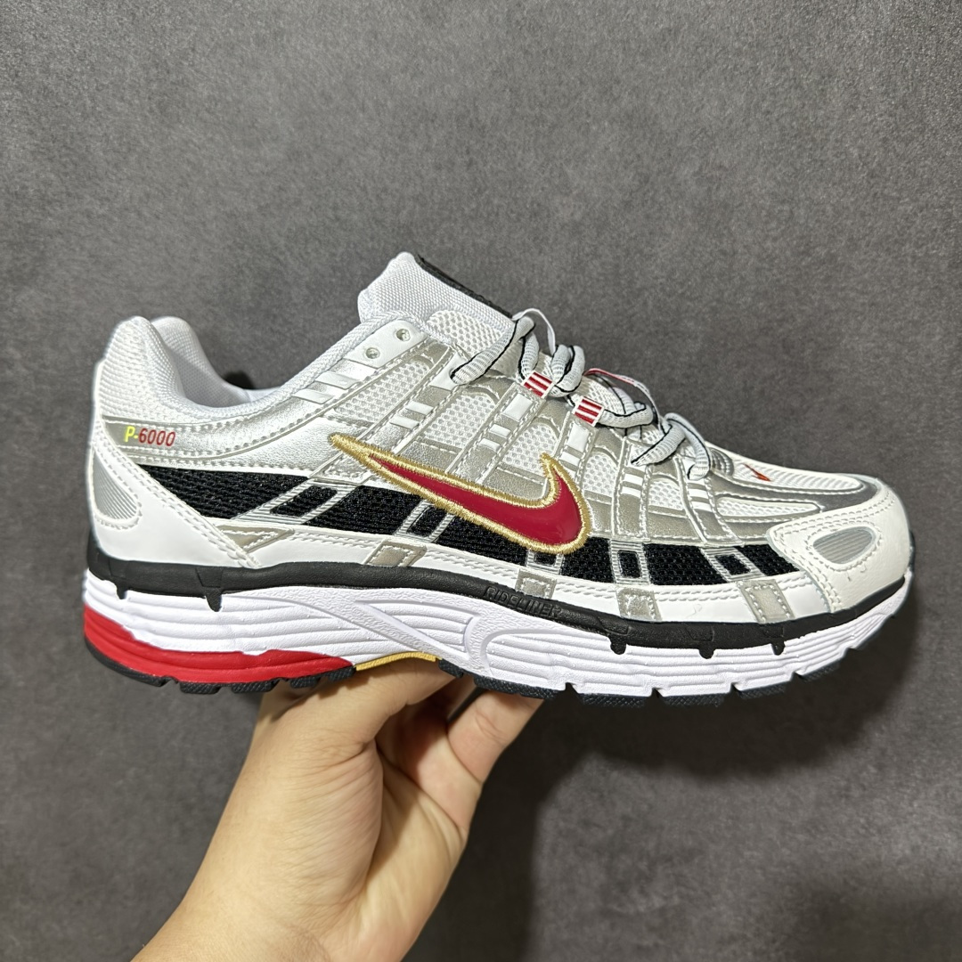 【公司级】Nike P-6000 高颜值跑鞋 又能出街又能跑步！Nike p-6000 女子跑鞋内外侧都用了灰色的钩子，采用透气材料，搭配匠心覆面，再现千禧年代的跑鞋风格，塑就大气外观。鞋款秉承 Nike Pegasus 25 和 2006 的设计风格，缔造街头时尚运动风范，同时带来日常穿着舒适感受 货号：CD6404 102 尺码：36 36.5 37 38 38.5 39 40 40.5 41 42 42-选品中心