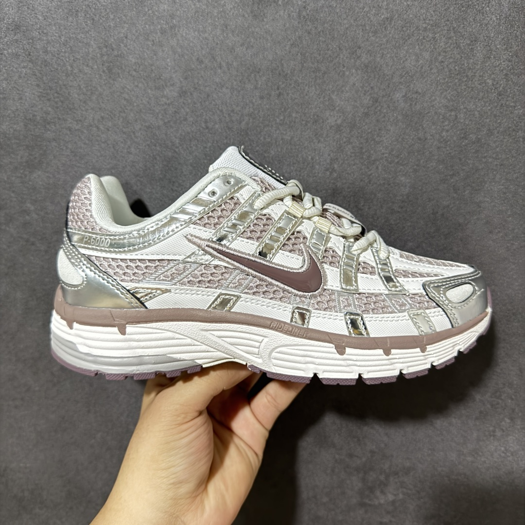 【公司级】Nike P-6000 高颜值跑鞋 又能出街又能跑步！Nike p-6000 女子跑鞋内外侧都用了灰色的钩子，采用透气材料，搭配匠心覆面，再现千禧年代的跑鞋风格，塑就大气外观。鞋款秉承 Nike Pegasus 25 和 2006 的设计风格，缔造街头时尚运动风范，同时带来日常穿着舒适感受 货号：IB4019-019 尺码：36 36.5 37 38 38.5 39 40 40.5 41 42 42-选品中心