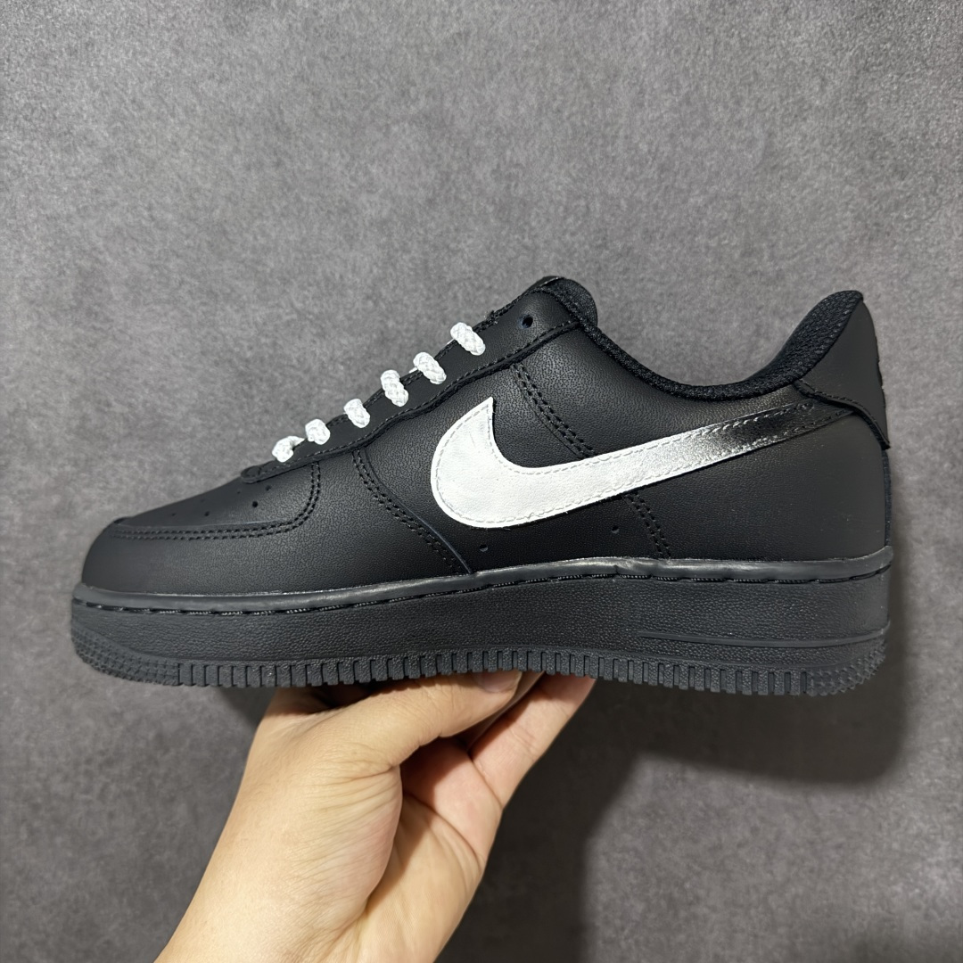图片[2]-【定制版】手绘涂鸦“墨银序曲”Nike Air Force 1 “Ink Silver Prelude”空军一号定制板鞋 经典空军一号黑底搭配银光Swoosh，黑白撞色高级又利落。哑光黑鞋面质感沉稳，银勾自带细腻光泽，纯白鞋带中和沉闷，街头通勤都能轻松驾驭，上脚低调耐看，百搭不挑穿搭 货号：CW2288-511 尺码： 36 36.5 37.5 38 38.5 39 40 40.5 41 42 42.5 43 44 44.5 45-选品中心