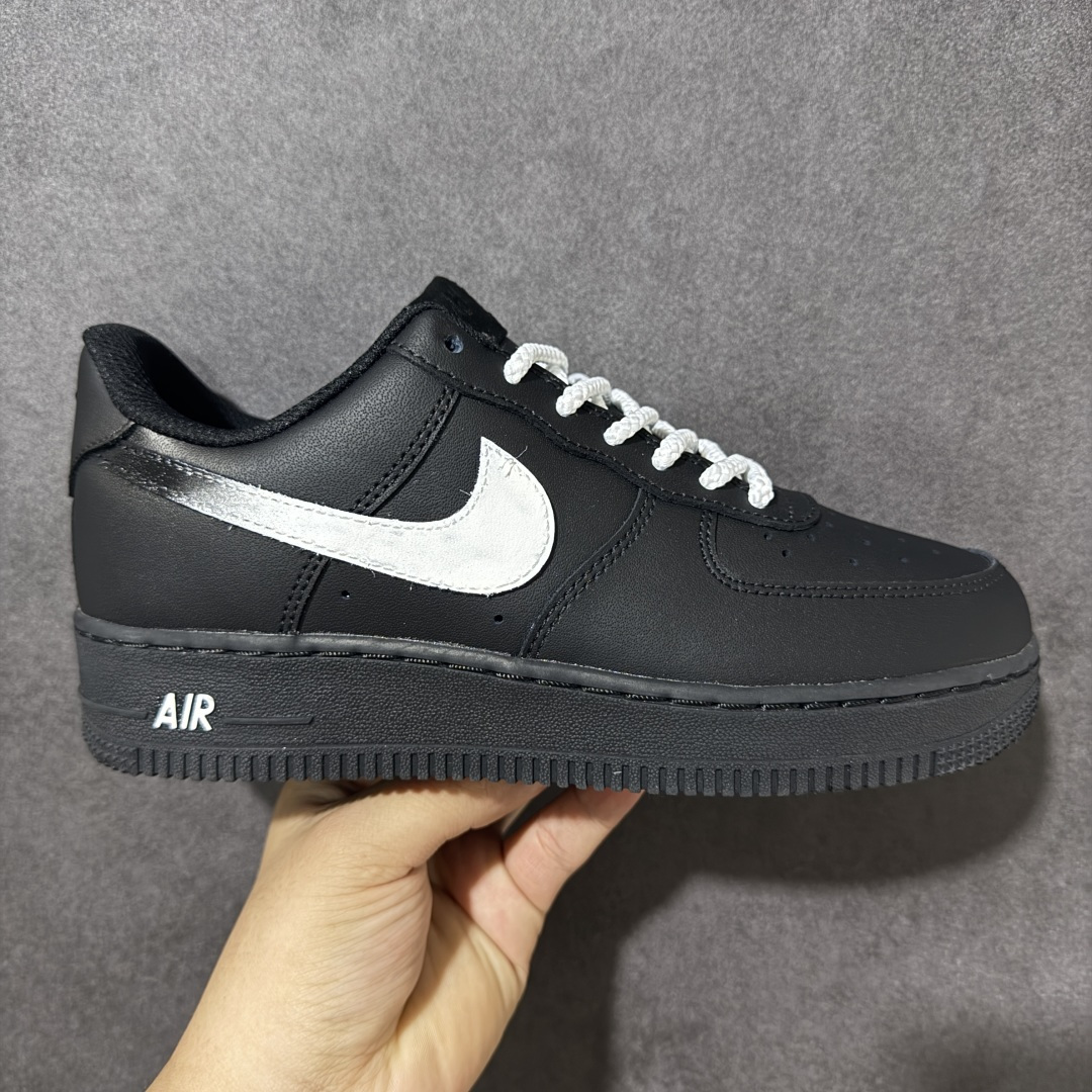 【定制版】手绘涂鸦“墨银序曲”Nike Air Force 1 “Ink Silver Prelude”空军一号定制板鞋 经典空军一号黑底搭配银光Swoosh，黑白撞色高级又利落。哑光黑鞋面质感沉稳，银勾自带细腻光泽，纯白鞋带中和沉闷，街头通勤都能轻松驾驭，上脚低调耐看，百搭不挑穿搭 货号：CW2288-511 尺码： 36 36.5 37.5 38 38.5 39 40 40.5 41 42 42.5 43 44 44.5 45-选品中心