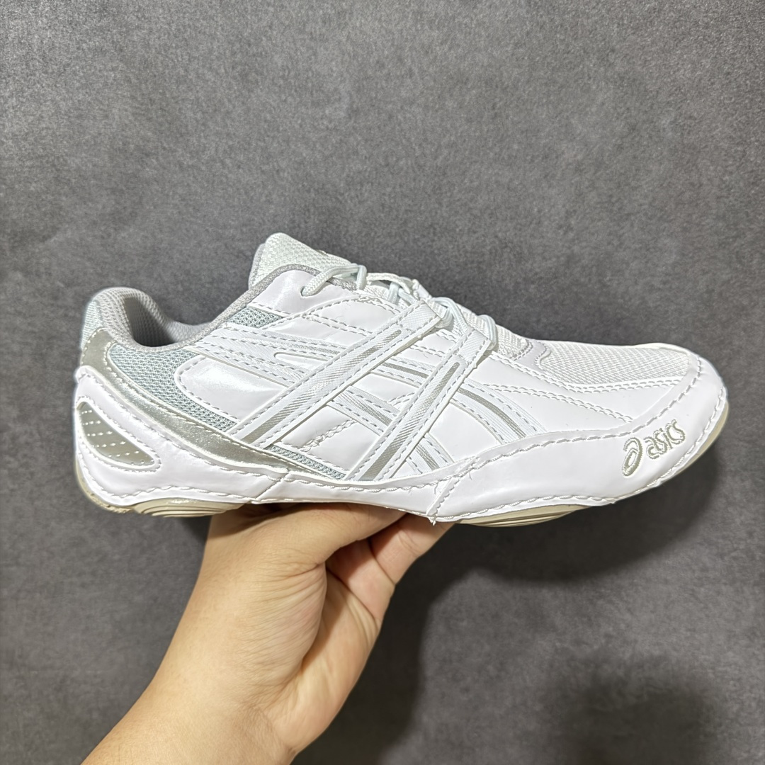 【公司级】ASICS Hypersync 薄底鞋 德训鞋 时尚经典透气包裹性轻便 低帮 生活体闲鞋 男女同款复古以复古之名 解锁街头新表达 复刻摔跤鞋包裏感低帮薄底，颜值与脚感并存 交叉绑带 未来感流线型设计.对运动美学的重新解构 大底提供良好的缓冲性能强 货号：1203A879-101 尺码：36 37 37.5 38 39 39.5 40.5 41.5 42 42.5 43.5 44 45-选品中心