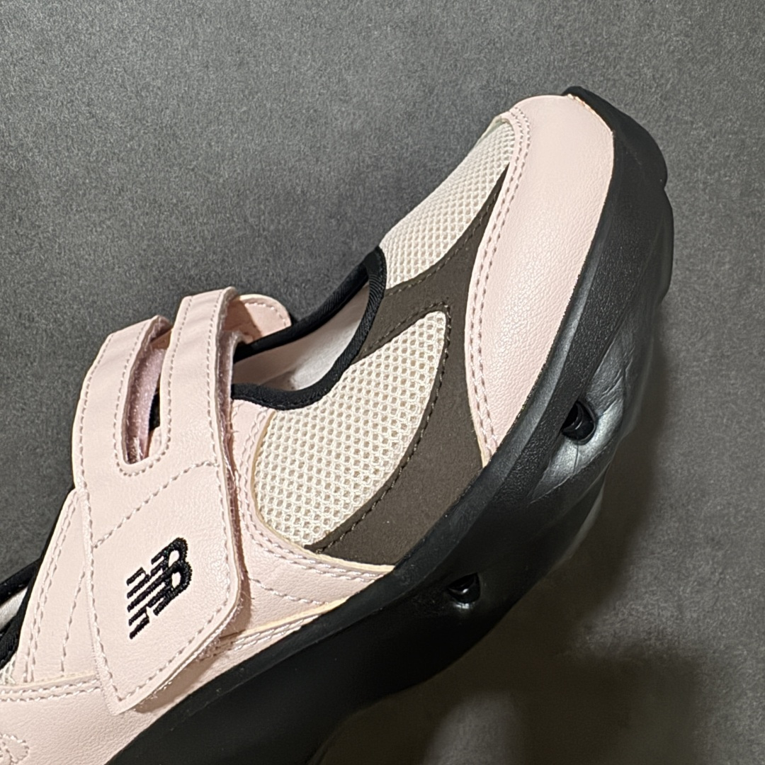 图片[7]-【公司级】New Balance NB Breeze 柔软舒适 玛丽珍 低帮 玛丽珍鞋 凉鞋 新百伦 美式复古风玛丽珍鞋，通勤、咖啡馆、周末CityWalk都合适，搭直筒牛仔裤+白T就是经典学院look，黑色圆头平跟系带设计，舒适贴合不挑脚型，脚感舒适，通勤久走不累，春秋穿氛围感拉满。 货号：SD2202PI2 尺码：36 36.5 37.5 38 38.5 39 40 40.5 41 42-选品中心