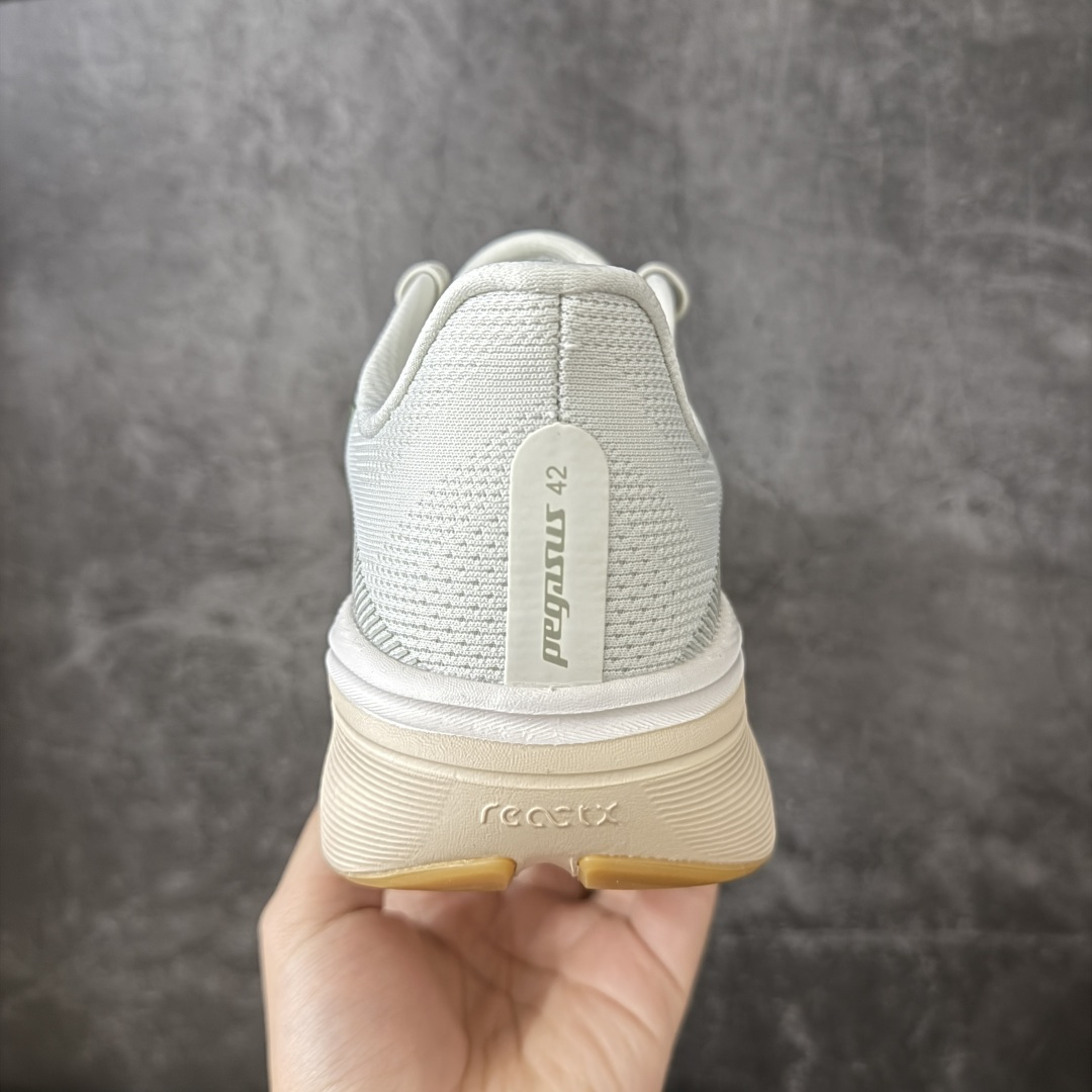 图片[4]-【XE纯原】Nike Air Zoom Pegasus 42 登月42代超级飞马系列马拉松跑步鞋 平台专供 充正品质 之前未流通市场版本 内里嵌入定型海绵 中底搭载前Zoom+全掌React配置 全部原鞋开发打造 所有细节全部同步原版 全新一代拥有 Zoom Air 一如既往的稳定感和流畅感 鞋面采用工程网眼设计 为特定高热区域营造出色透气性 进一步增加鞋面的穿孔数量 让足部能够快速散热 中足搭配 Flywire 飞线 在高速运动时营造舒适稳定的贴合感 内置Zoon气垫加持 动力十足！ 货号：IB1873-020 尺码：39-48.5-选品中心