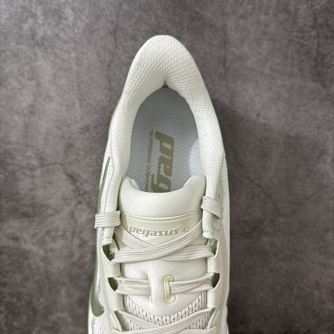 图片[8]-【XE纯原】Nike Air Zoom Pegasus 42 登月42代超级飞马系列马拉松跑步鞋 平台专供 充正品质 之前未流通市场版本 内里嵌入定型海绵 中底搭载前Zoom+全掌React配置 全部原鞋开发打造 所有细节全部同步原版 全新一代拥有 Zoom Air 一如既往的稳定感和流畅感 鞋面采用工程网眼设计 为特定高热区域营造出色透气性 进一步增加鞋面的穿孔数量 让足部能够快速散热 中足搭配 Flywire 飞线 在高速运动时营造舒适稳定的贴合感 内置Zoon气垫加持 动力十足！ 货号：IB1873-020 尺码：39-48.5-选品中心