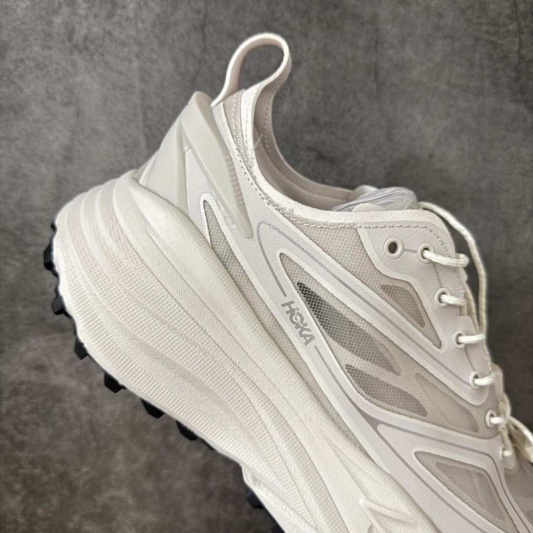 图片[7]-【纯原H版】HOKA ONE ONE Stinson 7 ATR 斯廷森7代系列低帮全地形厚底轻量运动越野跑鞋 HOKA ONE ONE总是以独特的方式 Stinson ATR 主打整个HOKA系列中最出色最厚中底设计 堪称名副其实的“减震王” 这一款多功能全地形跑鞋采用以废旧塑料制成的尤尼菲 Reprieve再生面料 比其前代产品的重量更轻、稳定性更高 与鞋带一体化设计的全新孔眼可提供独立的支撑 精心打磨的后跟鞋口圈可带来松软契合的舒适脚感 而紧密分布的凸耳则可以确保绝佳的稳定性 尺码：36 36.5 37.5 38 38.5 39 40 40.5 41 42 42.5 43 44 44.5 45-选品中心