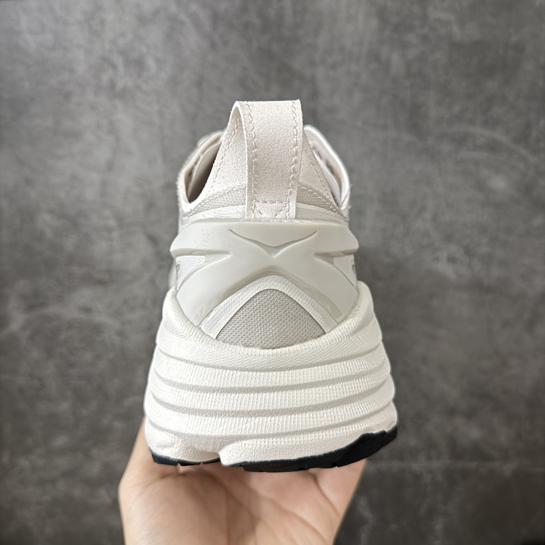 图片[4]-【纯原H版】HOKA ONE ONE Stinson 7 ATR 斯廷森7代系列低帮全地形厚底轻量运动越野跑鞋 HOKA ONE ONE总是以独特的方式 Stinson ATR 主打整个HOKA系列中最出色最厚中底设计 堪称名副其实的“减震王” 这一款多功能全地形跑鞋采用以废旧塑料制成的尤尼菲 Reprieve再生面料 比其前代产品的重量更轻、稳定性更高 与鞋带一体化设计的全新孔眼可提供独立的支撑 精心打磨的后跟鞋口圈可带来松软契合的舒适脚感 而紧密分布的凸耳则可以确保绝佳的稳定性 尺码：36 36.5 37.5 38 38.5 39 40 40.5 41 42 42.5 43 44 44.5 45-选品中心