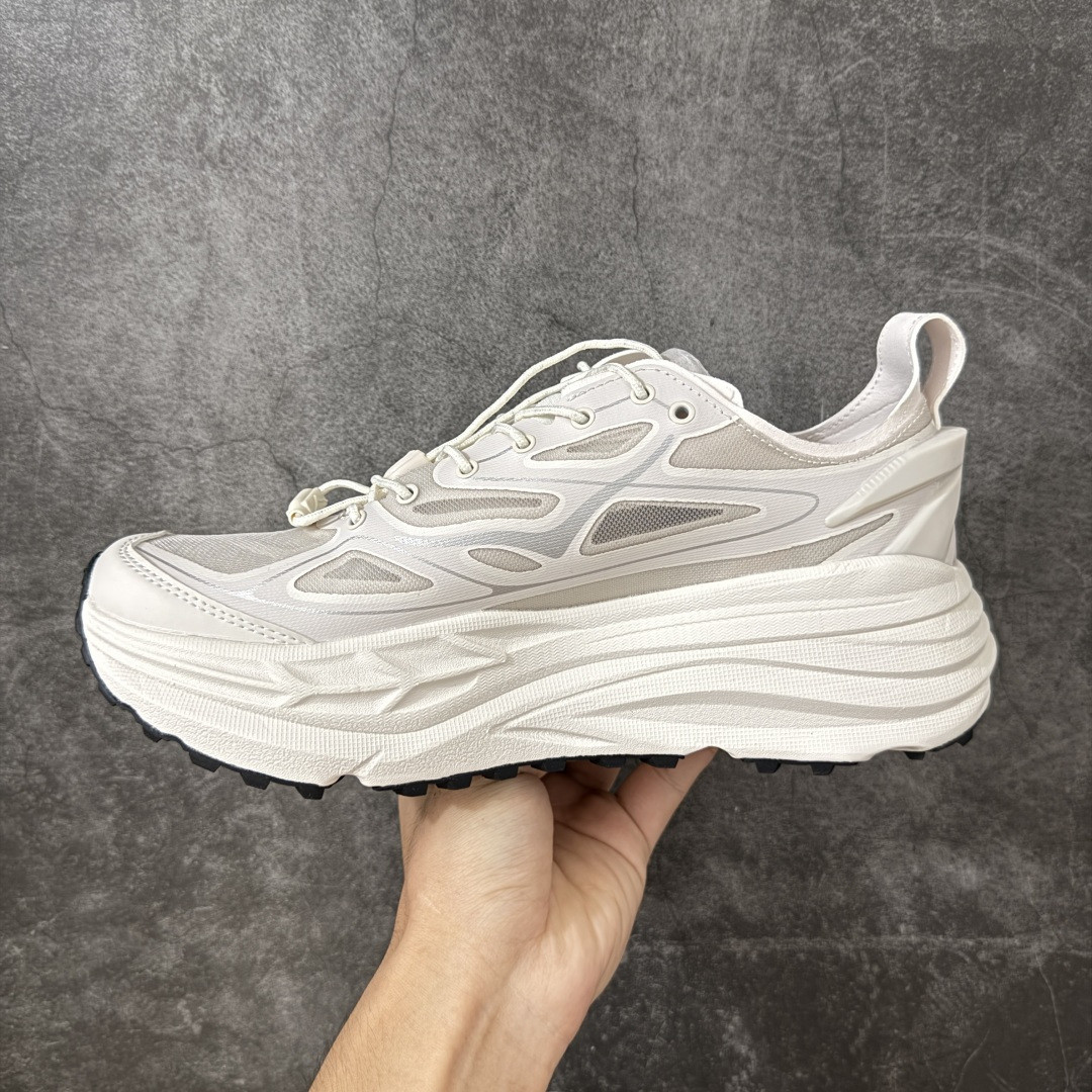 图片[2]-【纯原H版】HOKA ONE ONE Stinson 7 ATR 斯廷森7代系列低帮全地形厚底轻量运动越野跑鞋 HOKA ONE ONE总是以独特的方式 Stinson ATR 主打整个HOKA系列中最出色最厚中底设计 堪称名副其实的“减震王” 这一款多功能全地形跑鞋采用以废旧塑料制成的尤尼菲 Reprieve再生面料 比其前代产品的重量更轻、稳定性更高 与鞋带一体化设计的全新孔眼可提供独立的支撑 精心打磨的后跟鞋口圈可带来松软契合的舒适脚感 而紧密分布的凸耳则可以确保绝佳的稳定性 尺码：36 36.5 37.5 38 38.5 39 40 40.5 41 42 42.5 43 44 44.5 45-选品中心