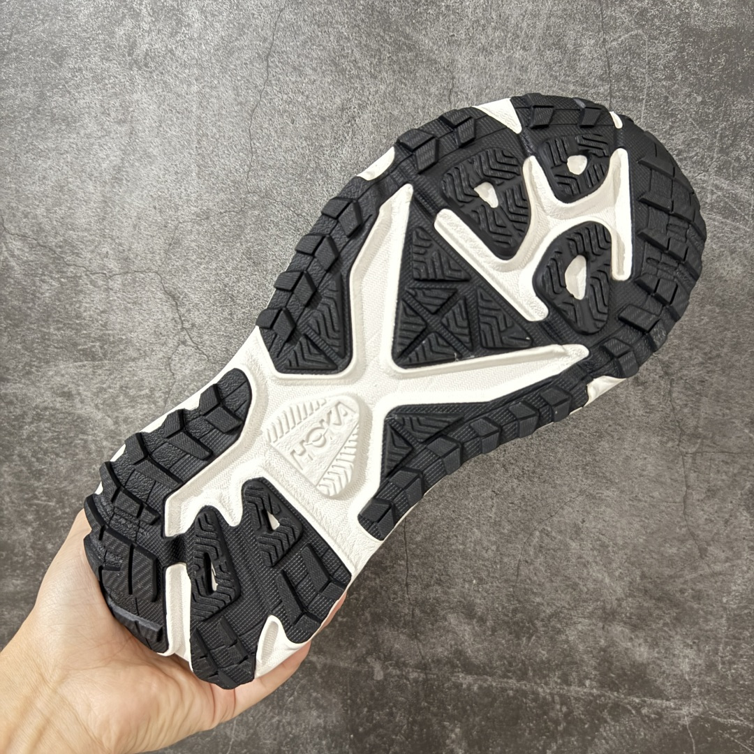 图片[9]-【纯原H版】HOKA ONE ONE Stinson 7 ATR 斯廷森7代系列低帮全地形厚底轻量运动越野跑鞋 HOKA ONE ONE总是以独特的方式 Stinson ATR 主打整个HOKA系列中最出色最厚中底设计 堪称名副其实的“减震王” 这一款多功能全地形跑鞋采用以废旧塑料制成的尤尼菲 Reprieve再生面料 比其前代产品的重量更轻、稳定性更高 与鞋带一体化设计的全新孔眼可提供独立的支撑 精心打磨的后跟鞋口圈可带来松软契合的舒适脚感 而紧密分布的凸耳则可以确保绝佳的稳定性 尺码：36 36.5 37.5 38 38.5 39 40 40.5 41 42 42.5 43 44 44.5 45-选品中心