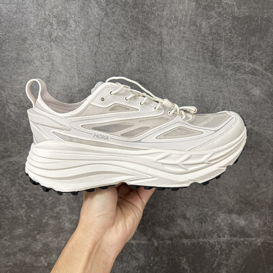 【纯原H版】HOKA ONE ONE Stinson 7 ATR 斯廷森7代系列低帮全地形厚底轻量运动越野跑鞋 HOKA ONE ONE总是以独特的方式 Stinson ATR 主打整个HOKA系列中最出色最厚中底设计 堪称名副其实的“减震王” 这一款多功能全地形跑鞋采用以废旧塑料制成的尤尼菲 Reprieve再生面料 比其前代产品的重量更轻、稳定性更高 与鞋带一体化设计的全新孔眼可提供独立的支撑 精心打磨的后跟鞋口圈可带来松软契合的舒适脚感 而紧密分布的凸耳则可以确保绝佳的稳定性 尺码：36 36.5 37.5 38 38.5 39 40 40.5 41 42 42.5 43 44 44.5 45-选品中心