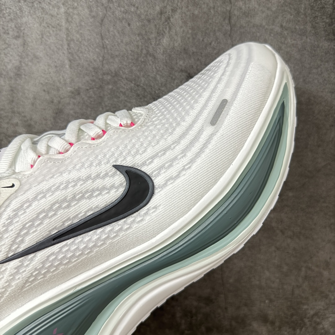 图片[6]-【公司级】Nike Vomero Plus 耐克 舒适减震防滑 低帮跑步鞋 全掌ReactX泡绵中底 前掌和后跟还配备了Air Zoom气垫单元 据说跑起来更快更舒适哦 这次最大的升级点 首次引入了ReactX泡绵 货号：HV8150-110 尺码：35 36 36.5 37.5 38 38.5 39 40 40.5 41 42 42.5 43 44 45 46 编码：FSB240250-选品中心