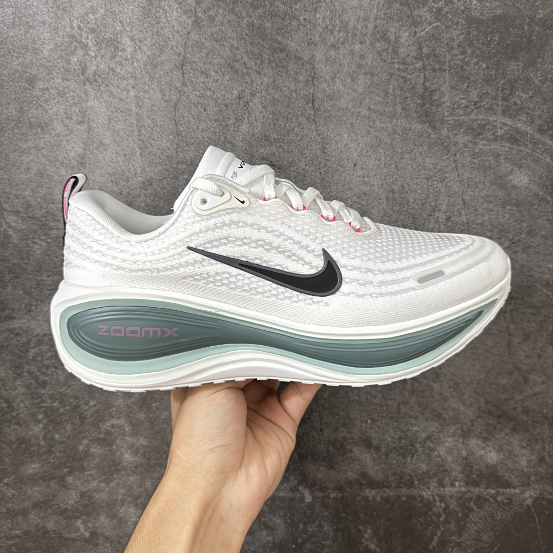 【公司级】Nike Vomero Plus 耐克 舒适减震防滑 低帮跑步鞋 全掌ReactX泡绵中底 前掌和后跟还配备了Air Zoom气垫单元 据说跑起来更快更舒适哦 这次最大的升级点 首次引入了ReactX泡绵 货号:HV8150-110 尺码:35 36 36.5 37.5 38 38.5 39 40 40.5 41 42 42.5 43 44 45 46 编码:FSB240250-选品中心