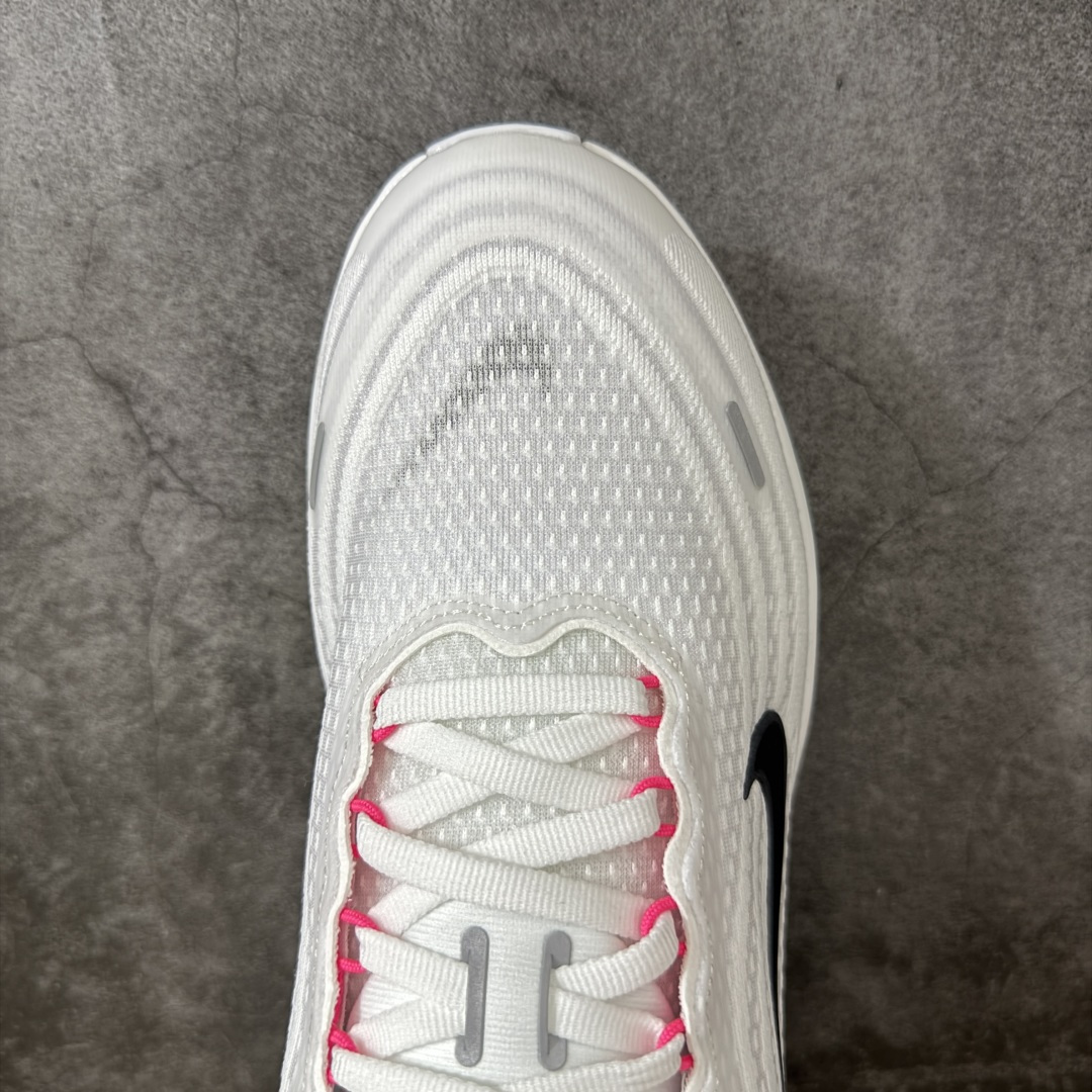 图片[4]-【公司级】Nike Vomero Plus 耐克 舒适减震防滑 低帮跑步鞋 全掌ReactX泡绵中底 前掌和后跟还配备了Air Zoom气垫单元 据说跑起来更快更舒适哦 这次最大的升级点 首次引入了ReactX泡绵 货号：HV8150-110 尺码：35 36 36.5 37.5 38 38.5 39 40 40.5 41 42 42.5 43 44 45 46 编码：FSB240250-选品中心