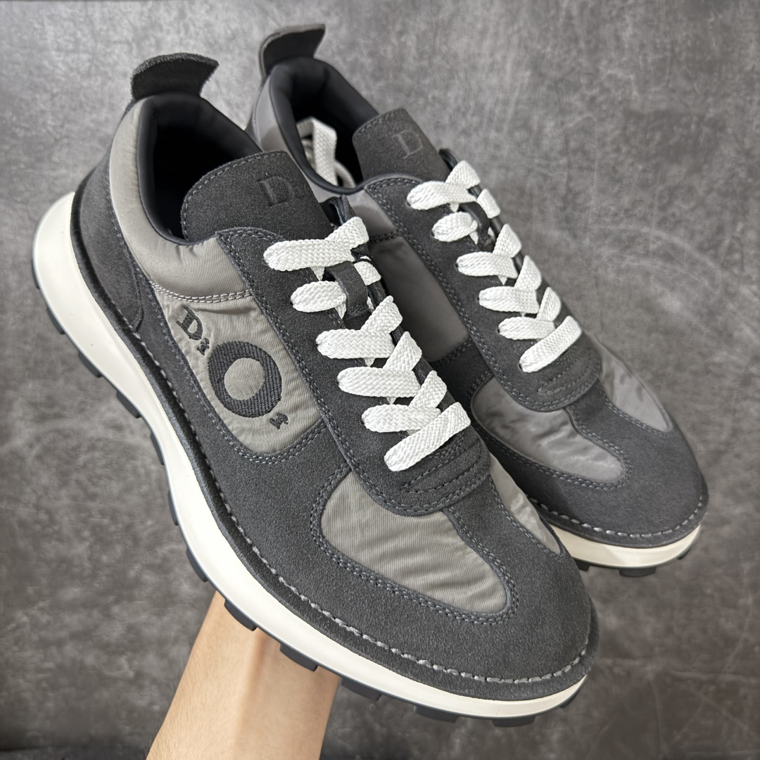 【佛山超A版】Dior 迪奥 Squash 系列低帮厚底休闲运动鞋 代购同渠道品质 高端零售 外贸充正专供 原版购入开发 ZP级全套包装 完美楦型 正确卡色 质感媲美原版 细节与原版一致 请注意区分市面通货材 这款乔纳森·安德森 (Jonathan Anderson) 精心设计的 Dior Squash 运动鞋采用鞋面外翻式缝合结构，展现鲜明的现代风范，既舒适又时尚，彰显 Dior 工坊精湛的鞋履制作工艺。柔软和透气的绒面牛皮革搭配经久耐用的尼龙和轻盈鞋底，舒适百搭的设计可为各式造型提升格调 配送精美包装 ▪️面料： 原版定制进口头层牛皮 ▪️内里：定制进口羊皮网里 ▪️鞋底：原版开模防滑橡胶材质 ▪️底厚：4CM ▪️尺码： 男款39-46-选品中心