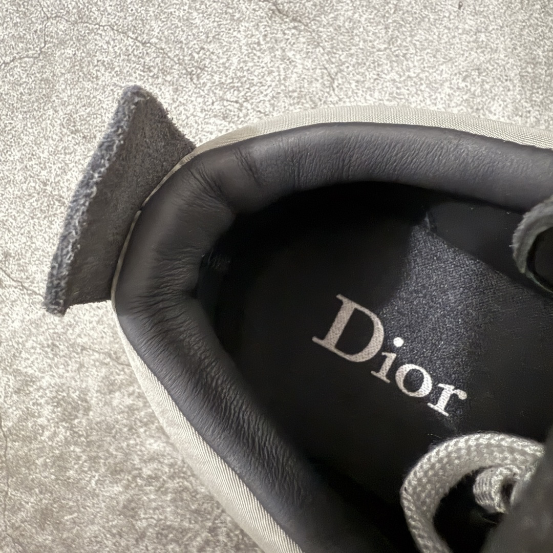 图片[6]-【佛山超A版】Dior 迪奥 Squash 系列低帮厚底休闲运动鞋 代购同渠道品质 高端零售 外贸充正专供 原版购入开发 ZP级全套包装 完美楦型 正确卡色 质感媲美原版 细节与原版一致 请注意区分市面通货材 这款乔纳森·安德森 (Jonathan Anderson) 精心设计的 Dior Squash 运动鞋采用鞋面外翻式缝合结构，展现鲜明的现代风范，既舒适又时尚，彰显 Dior 工坊精湛的鞋履制作工艺。柔软和透气的绒面牛皮革搭配经久耐用的尼龙和轻盈鞋底，舒适百搭的设计可为各式造型提升格调 配送精美包装 ▪️面料： 原版定制进口头层牛皮 ▪️内里：定制进口羊皮网里 ▪️鞋底：原版开模防滑橡胶材质 ▪️底厚：4CM ▪️尺码： 男款39-46-选品中心