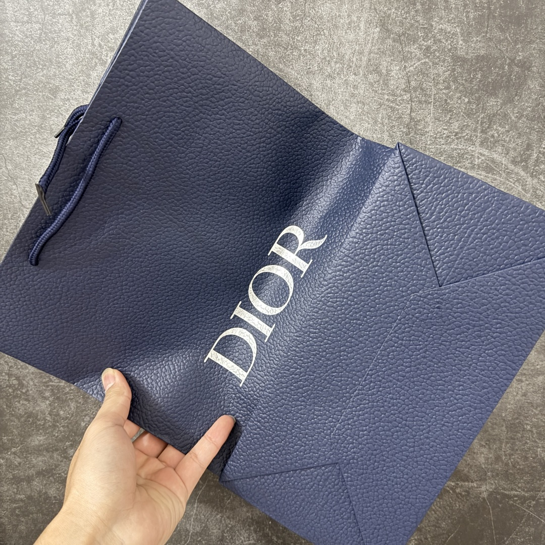 图片[9]-【佛山超A版】Dior 迪奥 Squash 系列低帮厚底休闲运动鞋 代购同渠道品质 高端零售 外贸充正专供 原版购入开发 ZP级全套包装 完美楦型 正确卡色 质感媲美原版 细节与原版一致 请注意区分市面通货材 这款乔纳森·安德森 (Jonathan Anderson) 精心设计的 Dior Squash 运动鞋采用鞋面外翻式缝合结构，展现鲜明的现代风范，既舒适又时尚，彰显 Dior 工坊精湛的鞋履制作工艺。柔软和透气的绒面牛皮革搭配经久耐用的尼龙和轻盈鞋底，舒适百搭的设计可为各式造型提升格调 配送精美包装 ▪️面料： 原版定制进口头层牛皮 ▪️内里：定制进口羊皮网里 ▪️鞋底：原版开模防滑橡胶材质 ▪️底厚：4CM ▪️尺码： 男款39-46-选品中心