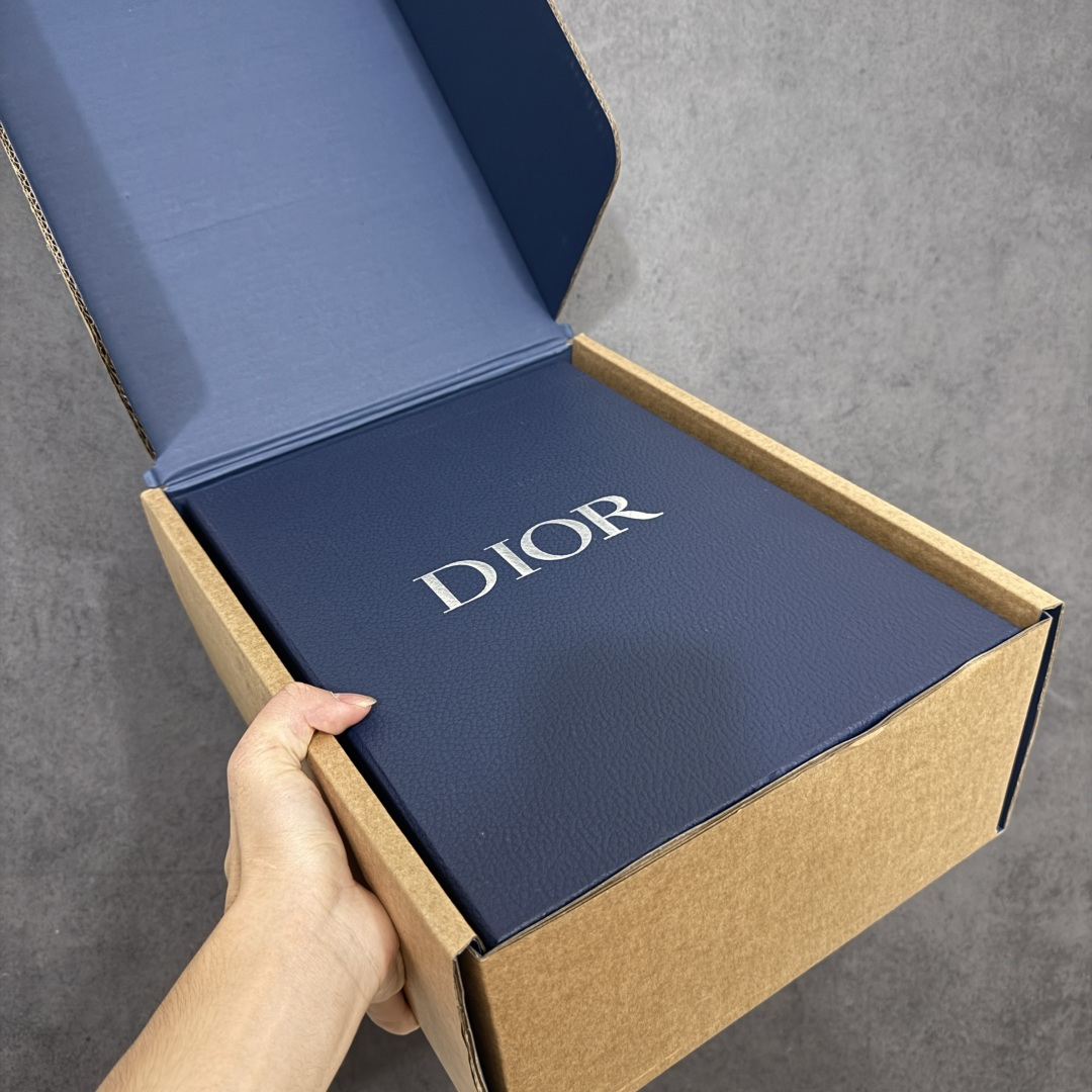 图片[12]-【佛山超A版】Dior 迪奥 Squash 系列低帮厚底休闲运动鞋 代购同渠道品质 高端零售 外贸充正专供 原版购入开发 ZP级全套包装 完美楦型 正确卡色 质感媲美原版 细节与原版一致 请注意区分市面通货材 这款乔纳森·安德森 (Jonathan Anderson) 精心设计的 Dior Squash 运动鞋采用鞋面外翻式缝合结构，展现鲜明的现代风范，既舒适又时尚，彰显 Dior 工坊精湛的鞋履制作工艺。柔软和透气的绒面牛皮革搭配经久耐用的尼龙和轻盈鞋底，舒适百搭的设计可为各式造型提升格调 配送精美包装 ▪️面料： 原版定制进口头层牛皮 ▪️内里：定制进口羊皮网里 ▪️鞋底：原版开模防滑橡胶材质 ▪️底厚：4CM ▪️尺码： 男款39-46-选品中心