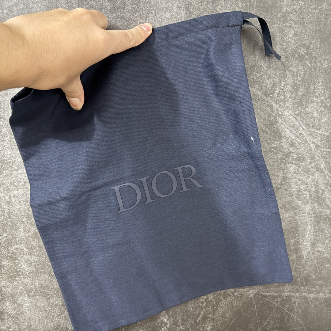 图片[11]-【佛山超A版】Dior 迪奥 Squash 系列低帮厚底休闲运动鞋 代购同渠道品质 高端零售 外贸充正专供 原版购入开发 ZP级全套包装 完美楦型 正确卡色 质感媲美原版 细节与原版一致 请注意区分市面通货材 这款乔纳森·安德森 (Jonathan Anderson) 精心设计的 Dior Squash 运动鞋采用鞋面外翻式缝合结构，展现鲜明的现代风范，既舒适又时尚，彰显 Dior 工坊精湛的鞋履制作工艺。柔软和透气的绒面牛皮革搭配经久耐用的尼龙和轻盈鞋底，舒适百搭的设计可为各式造型提升格调 配送精美包装 ▪️面料： 原版定制进口头层牛皮 ▪️内里：定制进口羊皮网里 ▪️鞋底：原版开模防滑橡胶材质 ▪️底厚：4CM ▪️尺码： 男款39-46-选品中心