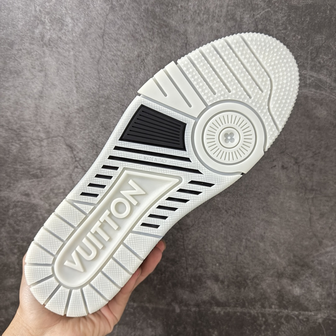 图片[9]-【YS纯原】海淘代购品质 Louis Vuitton LV Trainer 低帮休闲板鞋 ✦ 海淘代购同渠道，高端零售外贸充正专供 ✦ 原版购入开发，ZP级全套包装 ✦ 完美楦型，颜色卡位准确 ✦ 大底TPU质感媲美原版，细节同步一致 ✦ 区分市面通货，零瑕疵标准 尺码： 39 40 41 42 43 44 45-选品中心