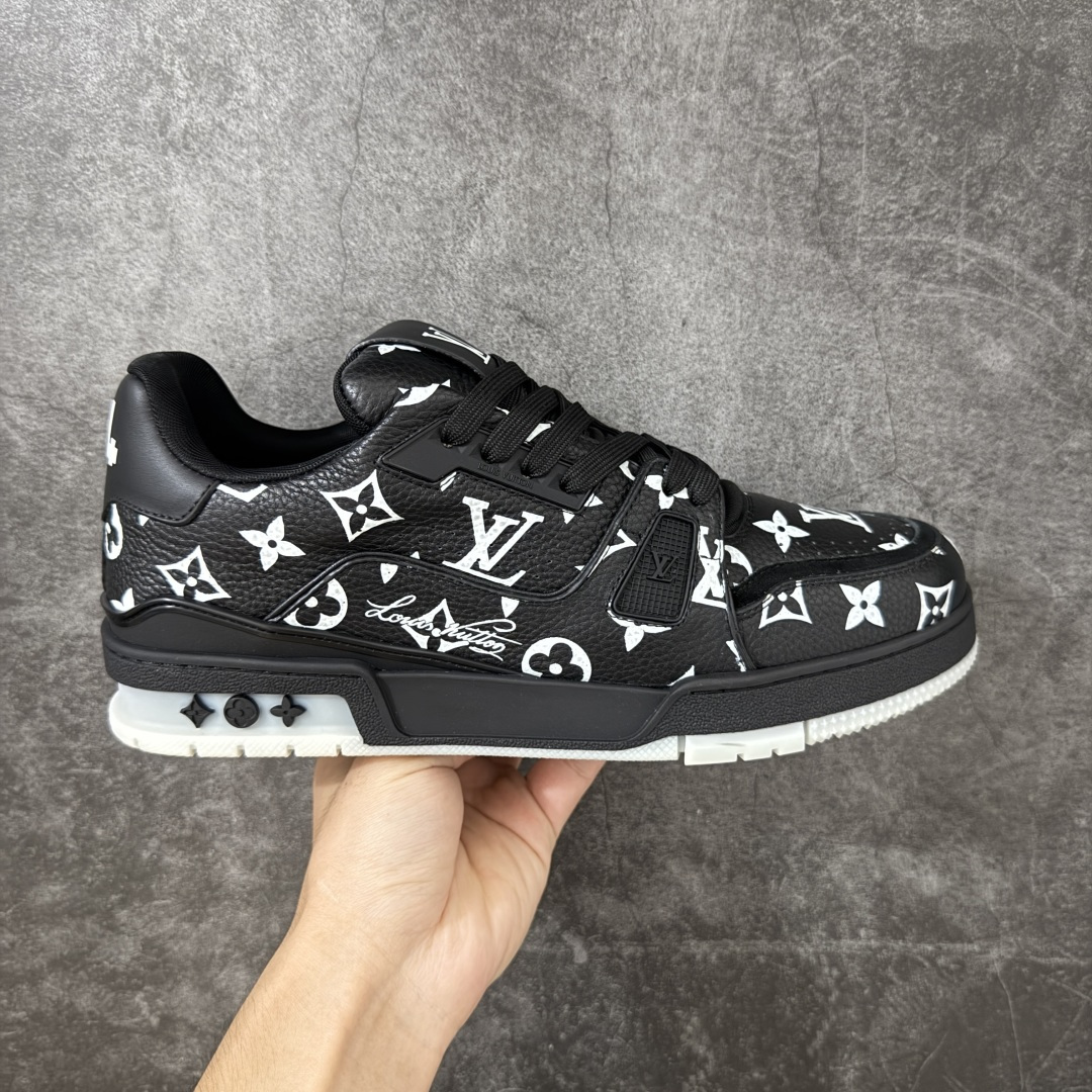 【YS纯原】海淘代购品质 Louis Vuitton LV Trainer 低帮休闲板鞋 ✦ 海淘代购同渠道,高端零售外贸充正专供 ✦ 原版购入开发,ZP级全套包装 ✦ 完美楦型,颜色卡位准确 ✦ 大底TPU质感媲美原版,细节同步一致 ✦ 区分市面通货,零瑕疵标准 尺码: 39 40 41 42 43 44 45-选品中心