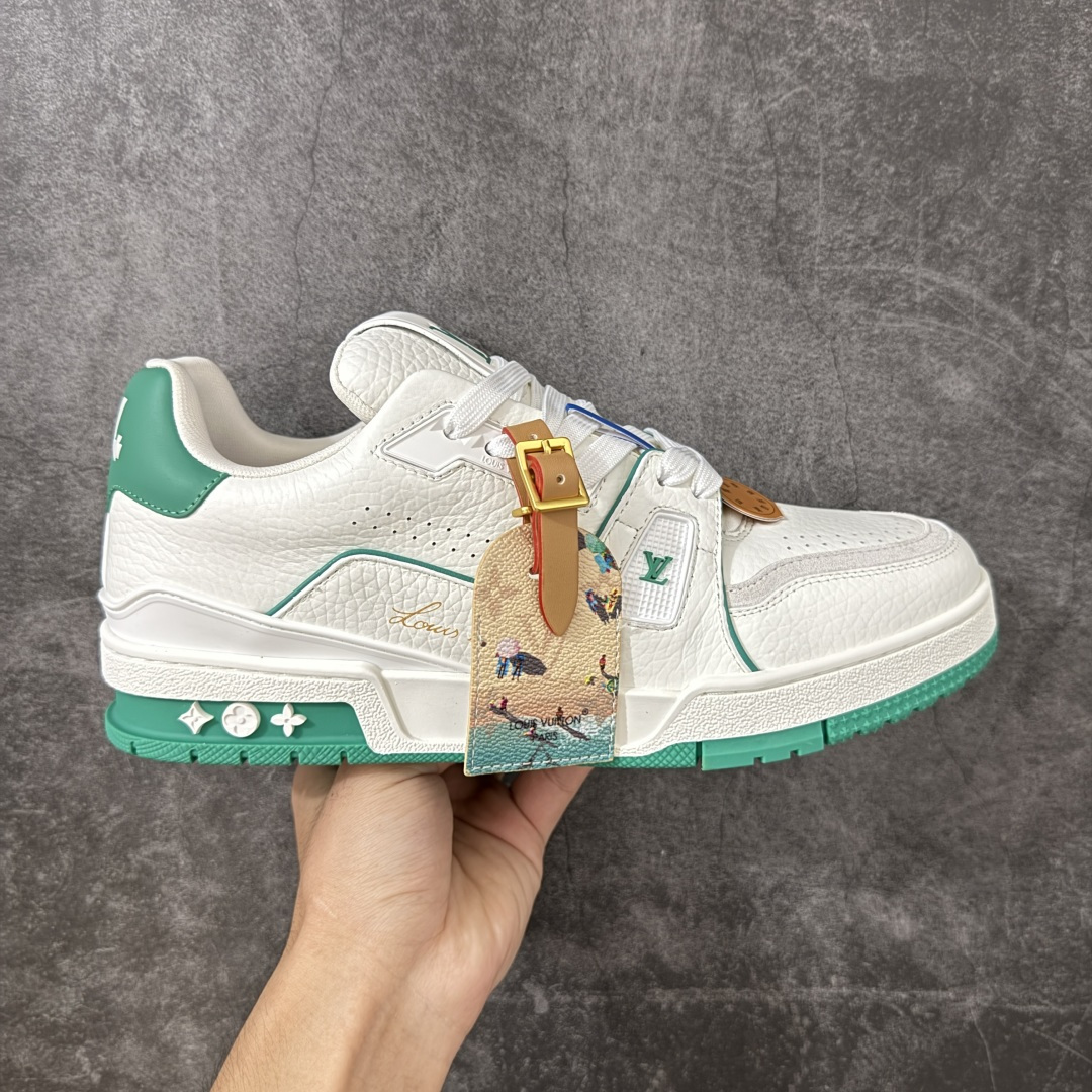 【YS纯原】海淘代购品质 Louis Vuitton LV Trainer 低帮休闲板鞋 ✦ 海淘代购同渠道,高端零售外贸充正专供 ✦ 原版购入开发,ZP级全套包装 ✦ 完美楦型,颜色卡位准确 ✦ 大底TPU质感媲美原版,细节同步一致 ✦ 区分市面通货,零瑕疵标准 尺码: 39 40 41 42 43 44 45-选品中心