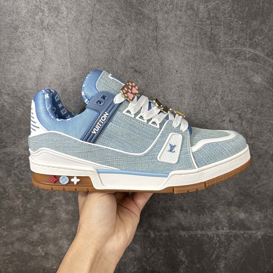 【YS纯原】海淘代购品质 Louis Vuitton LV Trainer 低帮休闲板鞋 ✦ 海淘代购同渠道,高端零售外贸充正专供 ✦ 原版购入开发,ZP级全套包装 ✦ 完美楦型,颜色卡位准确 ✦ 大底TPU质感媲美原版,细节同步一致 ✦ 区分市面通货,零瑕疵标准 尺码: 39 40 41 42 43 44 45-选品中心