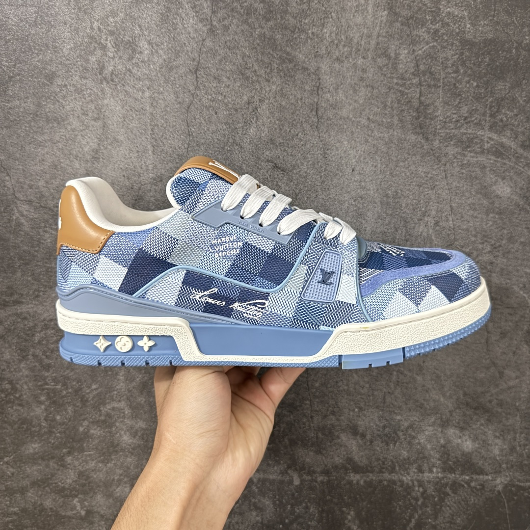 【YS纯原】海淘代购品质 Louis Vuitton LV Trainer 低帮休闲板鞋 ✦ 海淘代购同渠道,高端零售外贸充正专供 ✦ 原版购入开发,ZP级全套包装 ✦ 完美楦型,颜色卡位准确 ✦ 大底TPU质感媲美原版,细节同步一致 ✦ 区分市面通货,零瑕疵标准 尺码: 39 40 41 42 43 44 45-选品中心