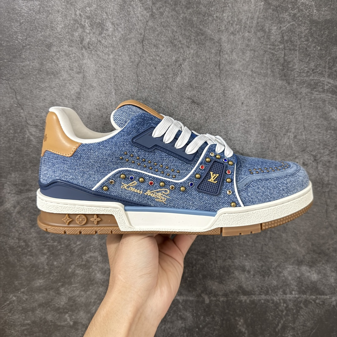 【YS纯原】海淘代购品质 Louis Vuitton LV Trainer 低帮休闲板鞋 ✦ 海淘代购同渠道,高端零售外贸充正专供 ✦ 原版购入开发,ZP级全套包装 ✦ 完美楦型,颜色卡位准确 ✦ 大底TPU质感媲美原版,细节同步一致 ✦ 区分市面通货,零瑕疵标准 尺码: 39 40 41 42 43 44 45-选品中心