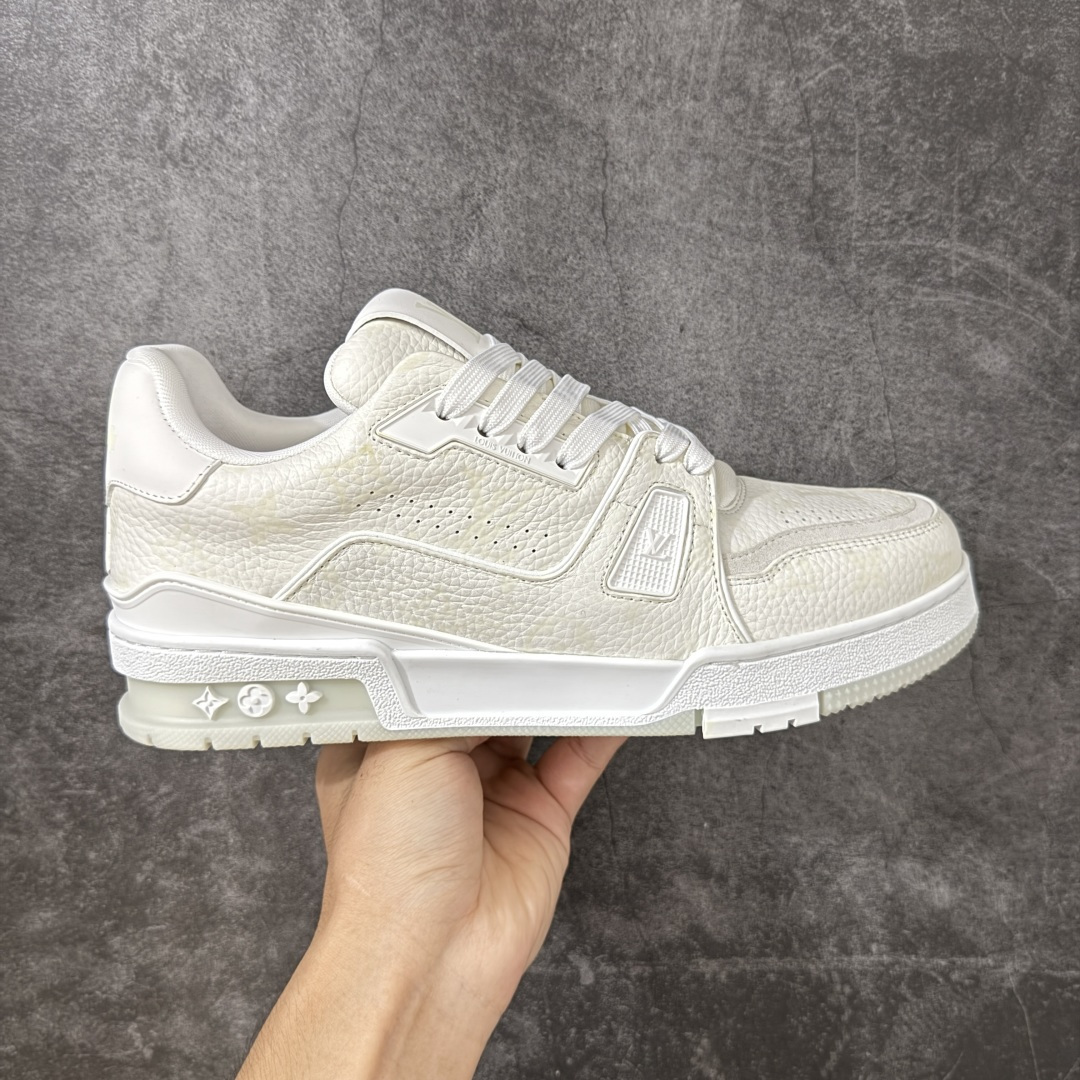 【YS纯原】海淘代购品质 Louis Vuitton LV Trainer 低帮休闲板鞋 ✦ 海淘代购同渠道，高端零售外贸充正专供 ✦ 原版购入开发，ZP级全套包装 ✦ 完美楦型，颜色卡位准确 ✦ 大底TPU质感媲美原版，细节同步一致 ✦ 区分市面通货，零瑕疵标准 尺码： 39 40 41 42 43 44 45-选品中心