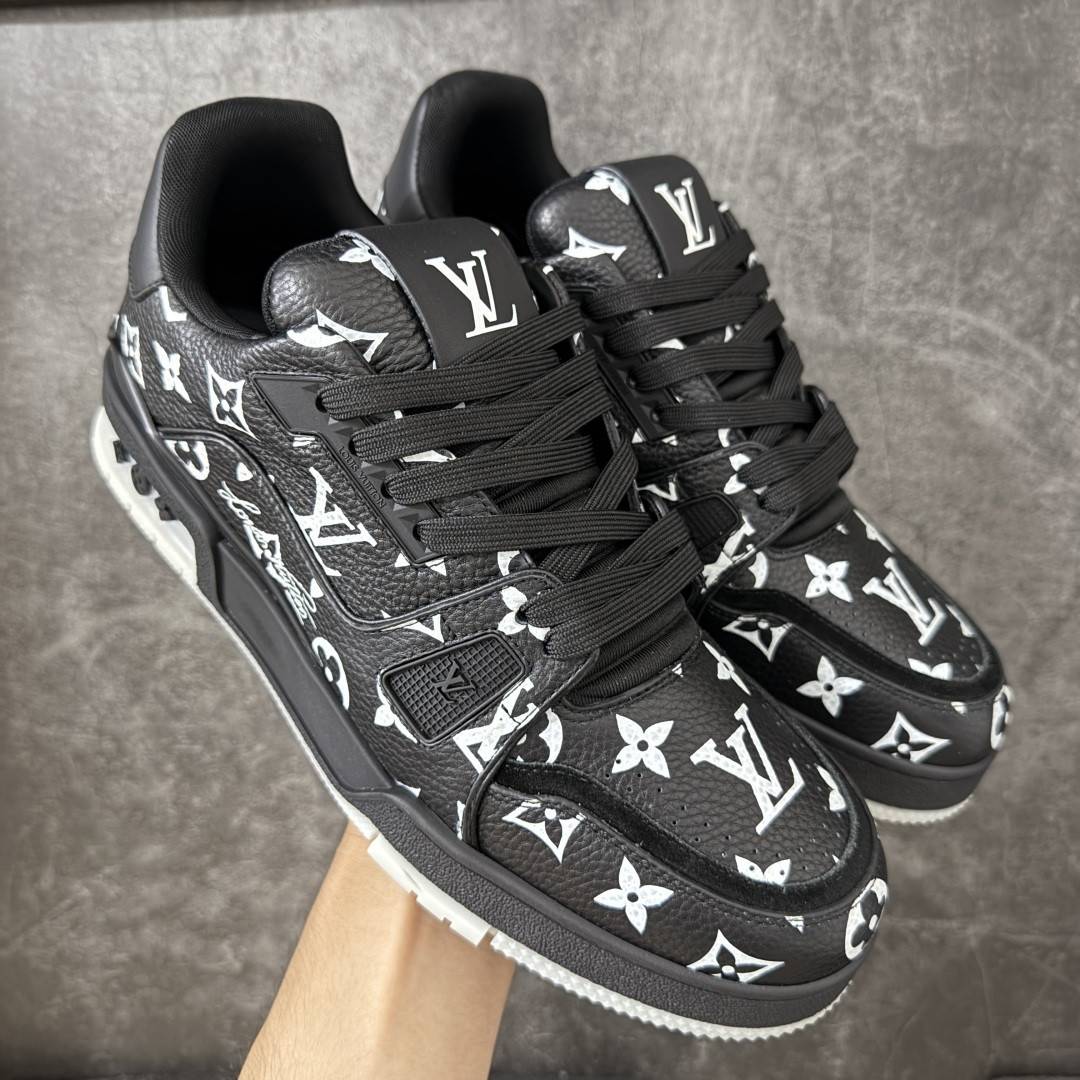 图片[8]-【YS纯原】海淘代购品质 Louis Vuitton LV Trainer 低帮休闲板鞋 ✦ 海淘代购同渠道，高端零售外贸充正专供 ✦ 原版购入开发，ZP级全套包装 ✦ 完美楦型，颜色卡位准确 ✦ 大底TPU质感媲美原版，细节同步一致 ✦ 区分市面通货，零瑕疵标准 尺码： 39 40 41 42 43 44 45-选品中心