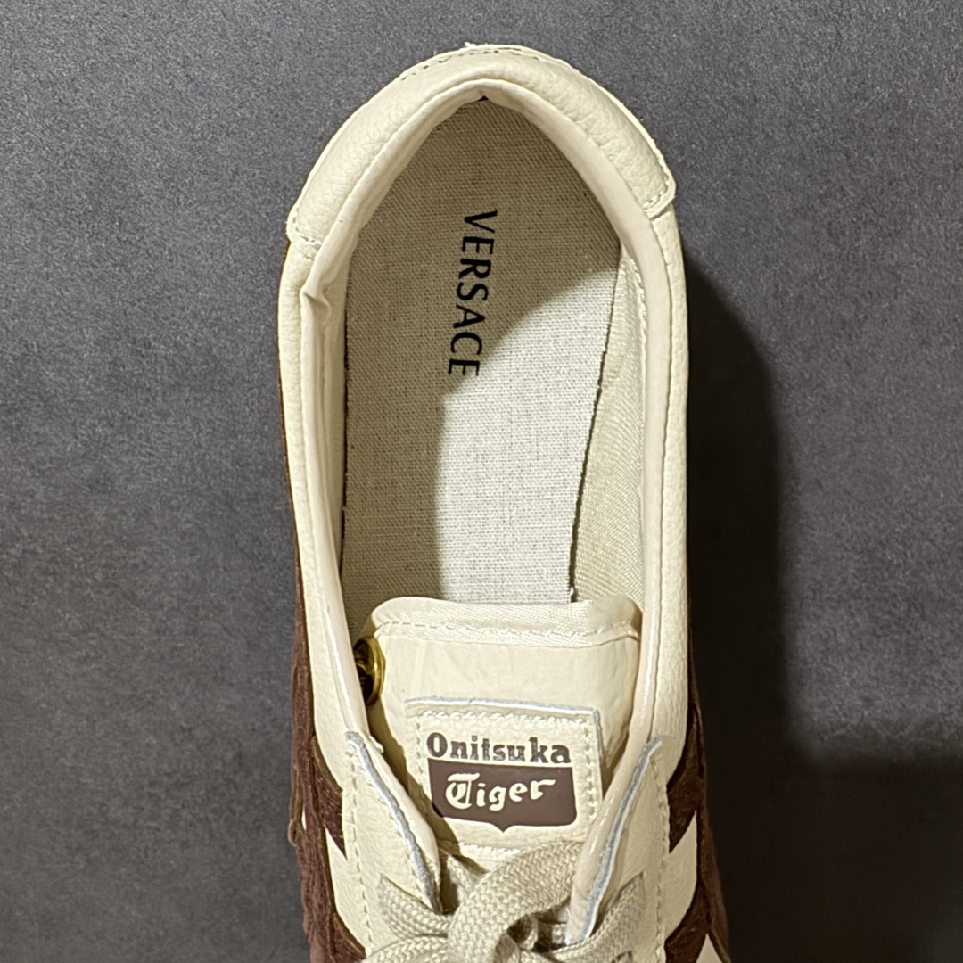 图片[6]-【公司级】Versace x Onitsuka Tiger 范思哲 联名款 Tai-ChiSakura 牛皮革绒面革 麂皮系带平底 低帮休闲鞋 经典美学与鬼塚虎的运动创新精神的融合 联名旨在致敬两位品牌创始人将艺术与功能结合的理念 通过范思哲标志性的奢华印花与Onitsuka Tiger的经典鞋型Tai-Chi相结合 创造出独特的牛皮革与绒面革鞋款 此次合作不仅是对双方品牌历史的纪念 更是一次将高级时尚与休闲运动风格无缝连接的成功尝试 货号：1024594-1A17741_2FE6G 尺码：36 37 37.5 38 39 39.5 40.5 41.5 42 42.5 43.5 44 45-选品中心