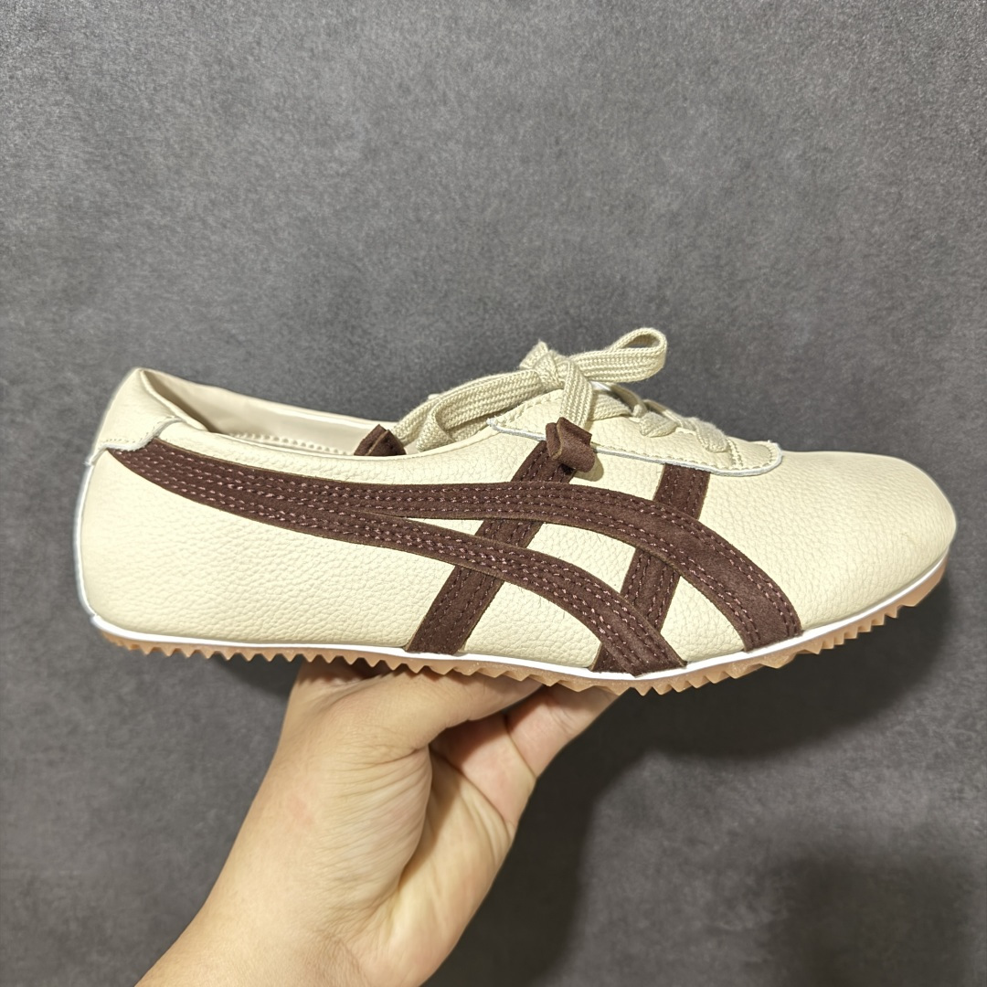 【公司级】Versace x Onitsuka Tiger 范思哲 联名款 Tai-ChiSakura 牛皮革绒面革 麂皮系带平底 低帮休闲鞋 经典美学与鬼塚虎的运动创新精神的融合 联名旨在致敬两位品牌创始人将艺术与功能结合的理念 通过范思哲标志性的奢华印花与Onitsuka Tiger的经典鞋型Tai-Chi相结合 创造出独特的牛皮革与绒面革鞋款 此次合作不仅是对双方品牌历史的纪念 更是一次将高级时尚与休闲运动风格无缝连接的成功尝试 货号：1024594-1A17741_2FE6G 尺码：36 37 37.5 38 39 39.5 40.5 41.5 42 42.5 43.5 44 45-选品中心