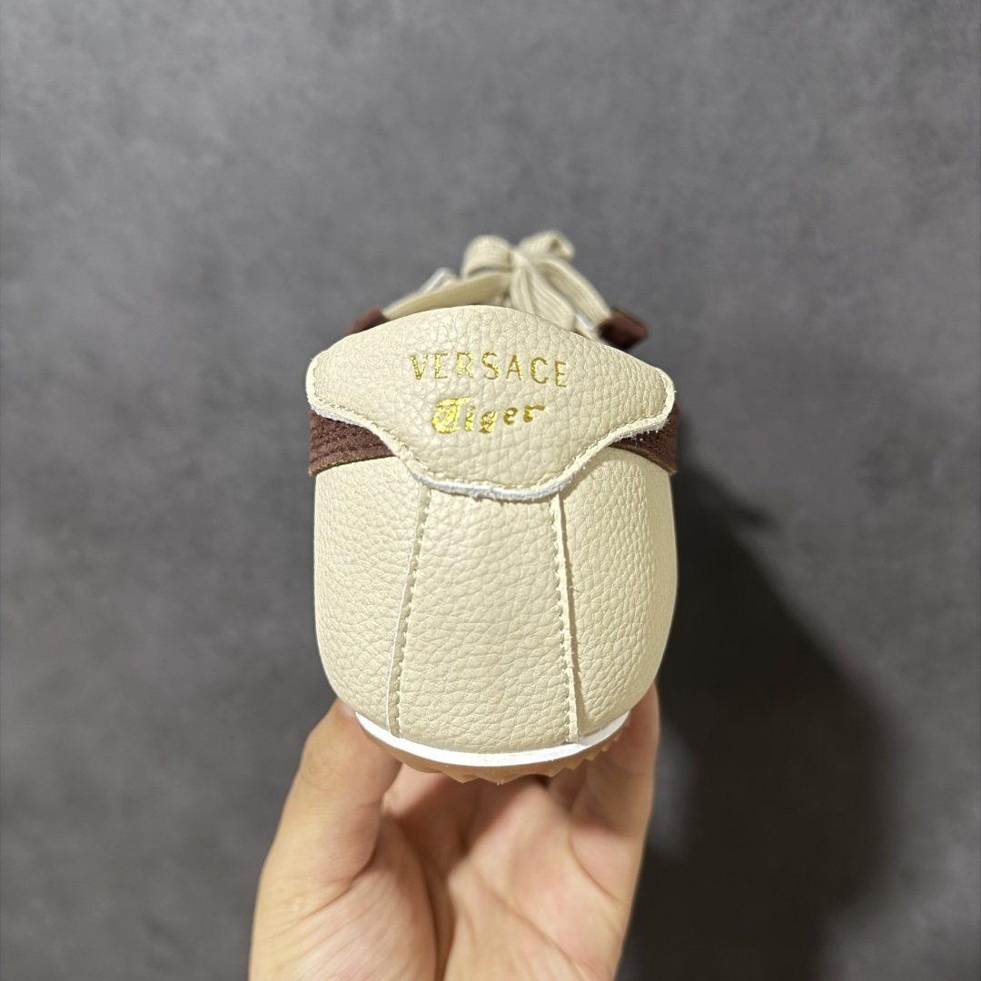 图片[4]-【公司级】Versace x Onitsuka Tiger 范思哲 联名款 Tai-ChiSakura 牛皮革绒面革 麂皮系带平底 低帮休闲鞋 经典美学与鬼塚虎的运动创新精神的融合 联名旨在致敬两位品牌创始人将艺术与功能结合的理念 通过范思哲标志性的奢华印花与Onitsuka Tiger的经典鞋型Tai-Chi相结合 创造出独特的牛皮革与绒面革鞋款 此次合作不仅是对双方品牌历史的纪念 更是一次将高级时尚与休闲运动风格无缝连接的成功尝试 货号：1024594-1A17741_2FE6G 尺码：36 37 37.5 38 39 39.5 40.5 41.5 42 42.5 43.5 44 45-选品中心